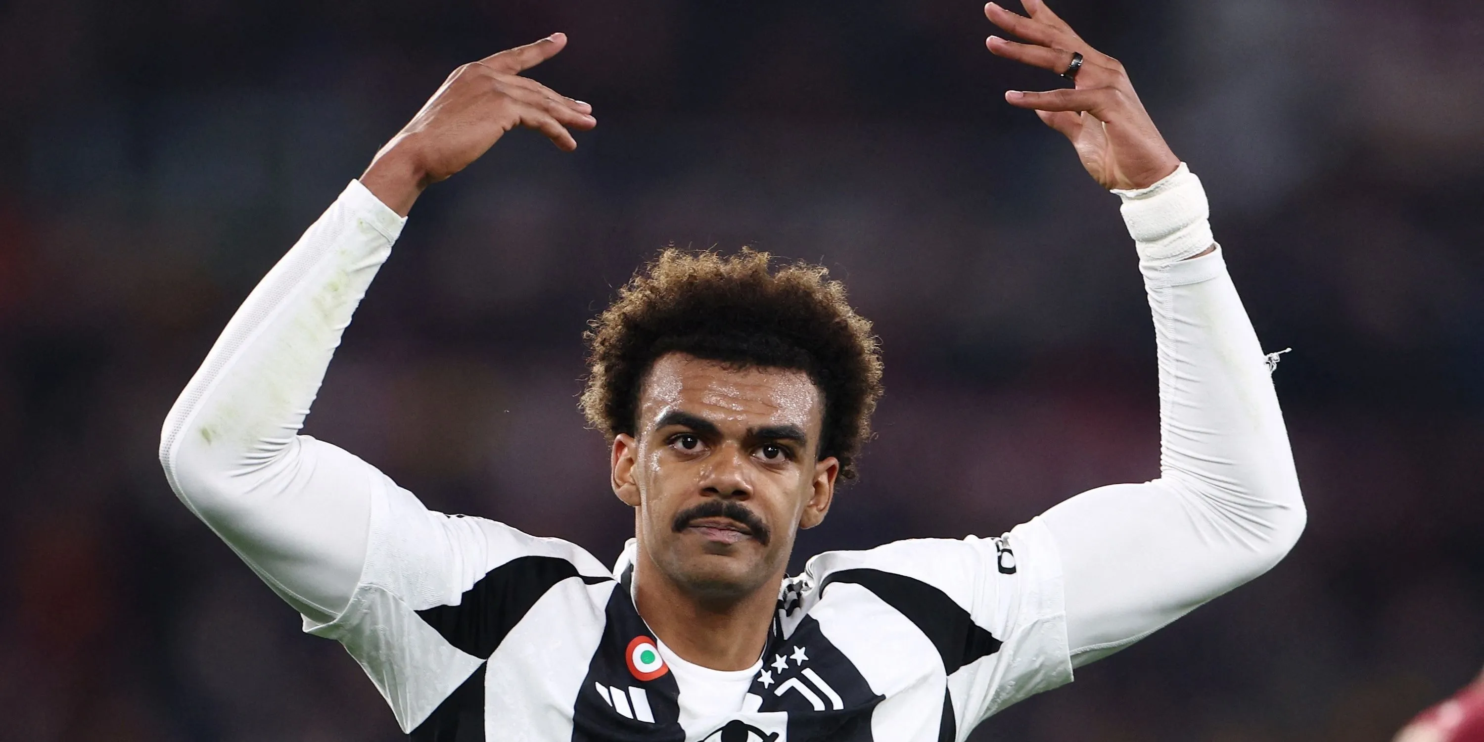 Renato Veiga trong màu áo Juventus thể hiện phản ứng