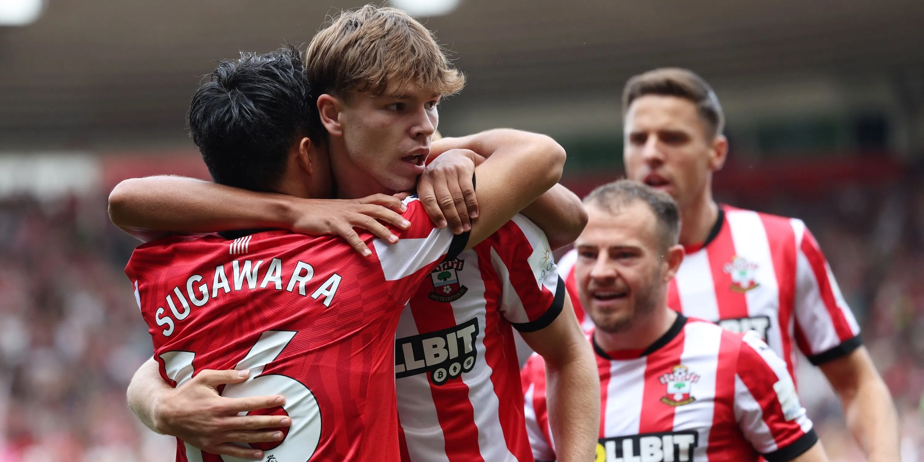 Tài năng trẻ Tyler Dibling ăn mừng bàn thắng đầu tiên cho Southampton cùng đồng đội Yukinari Sugawara