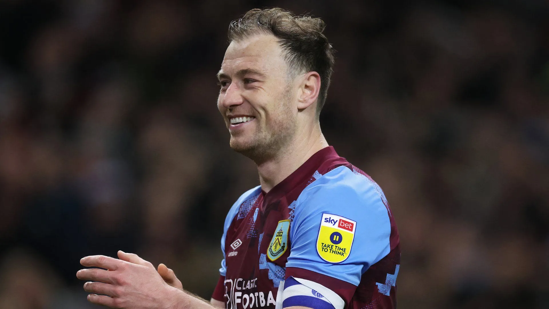 Tiền đạo Ashley Barnes ăn mừng bàn thắng cho Burnley