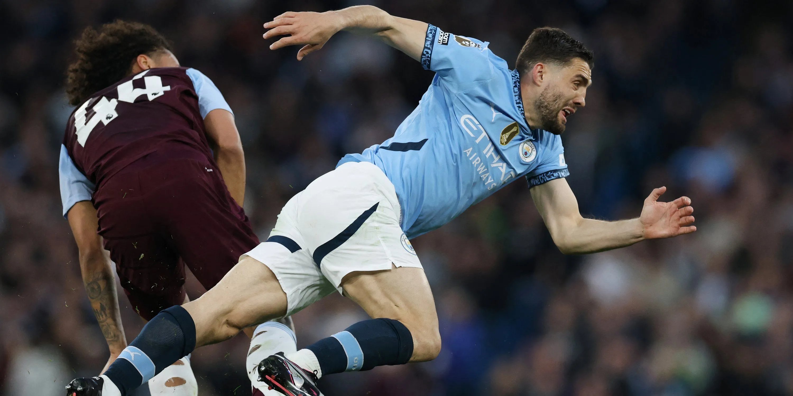 Tiền vệ Boubacar Kamara thi đấu cho Aston Villa tại Ngoại hạng Anh