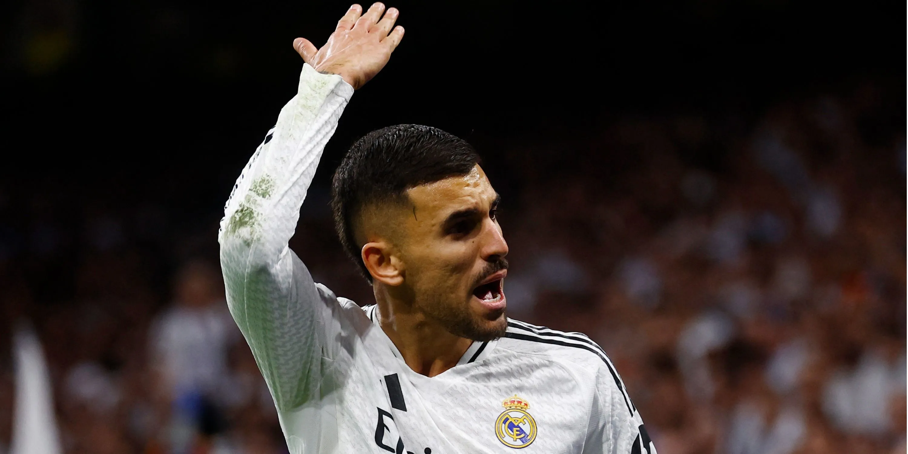 Tiền vệ Dani Ceballos của Real Madrid trên sân cỏ La Liga