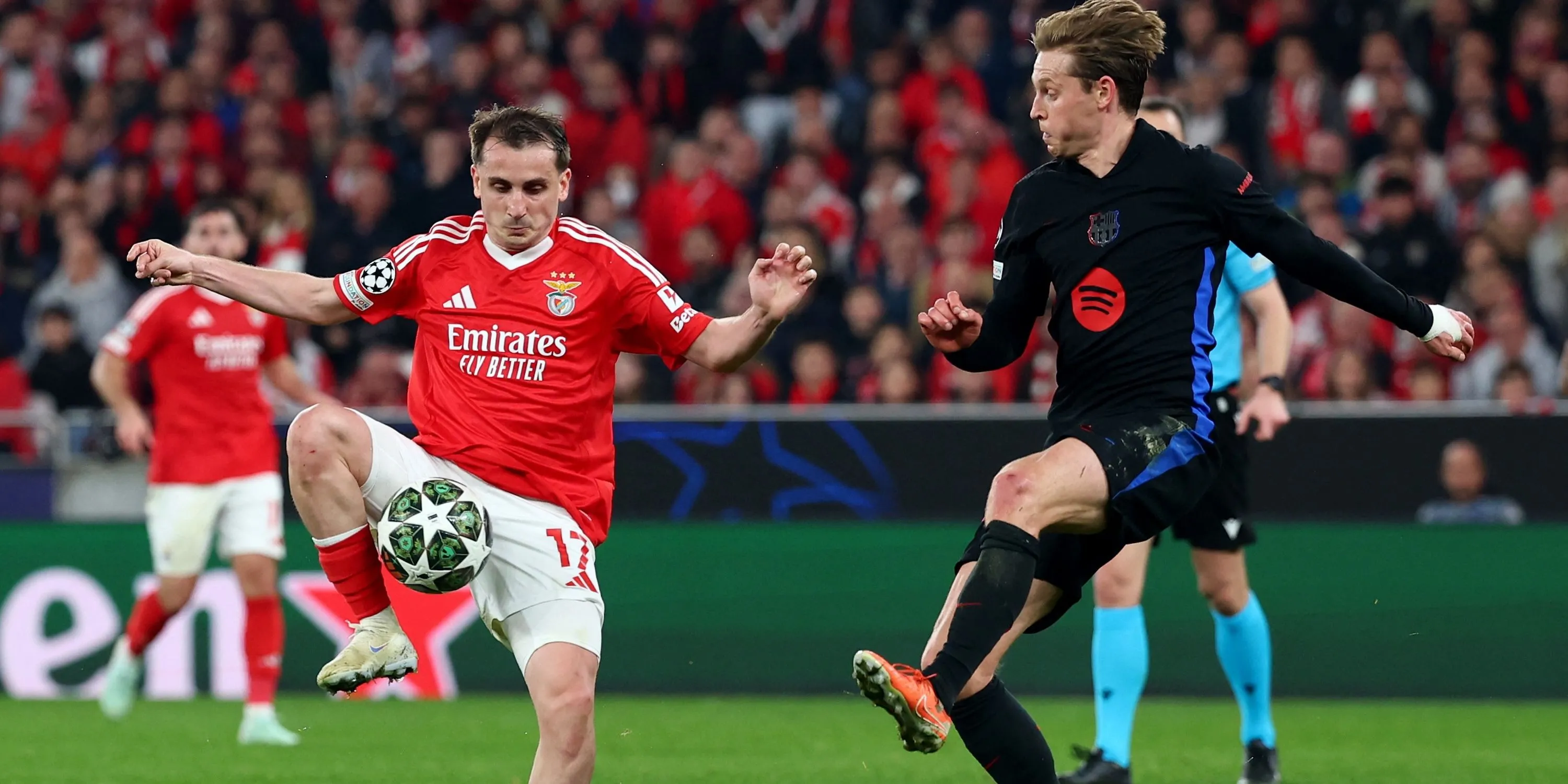 Tiền vệ Frenkie de Jong của Barcelona trong một pha tranh chấp bóng với cầu thủ Benfica