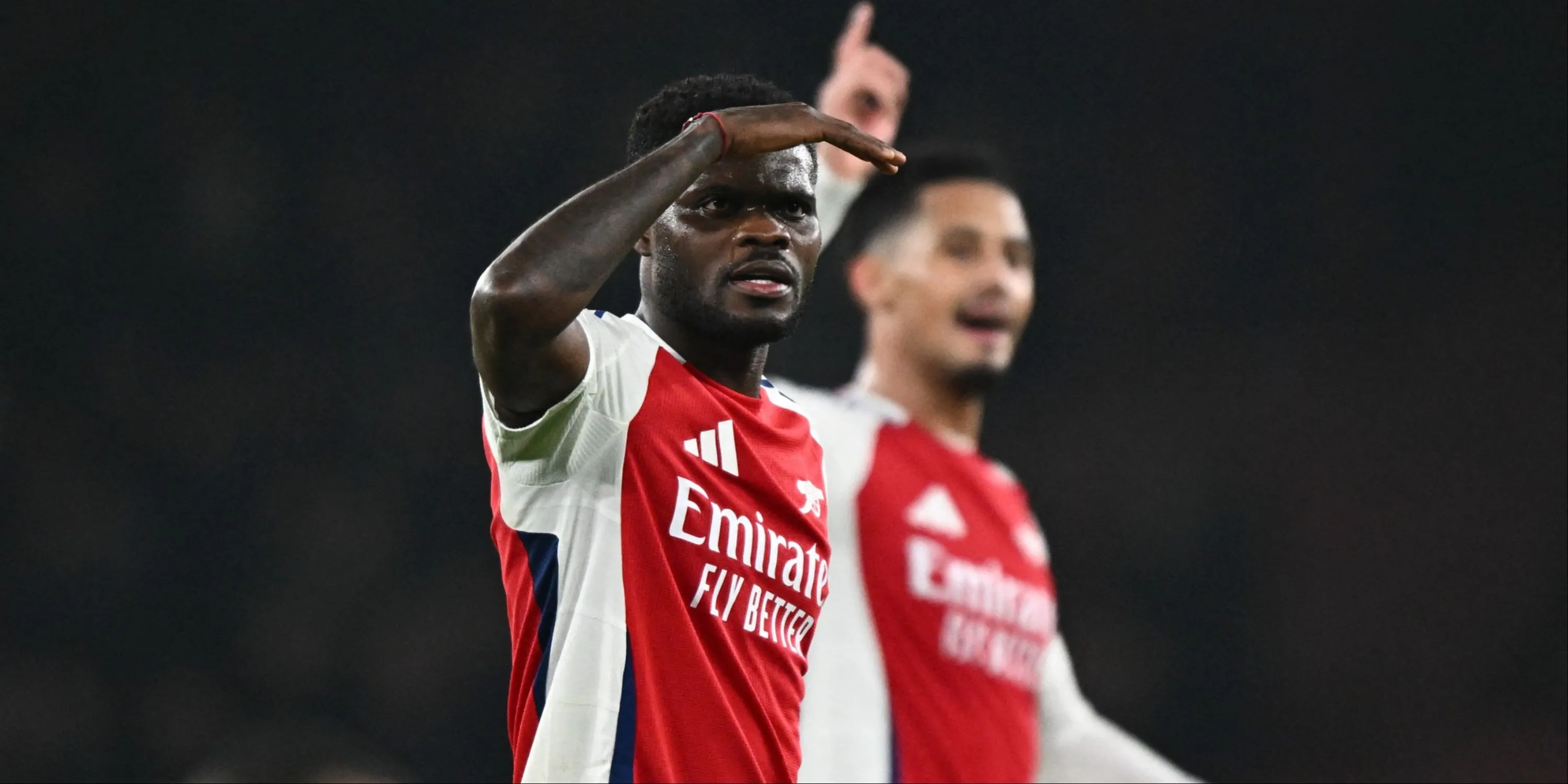 Tiền vệ Thomas Partey của Arsenal thi đấu trên sân