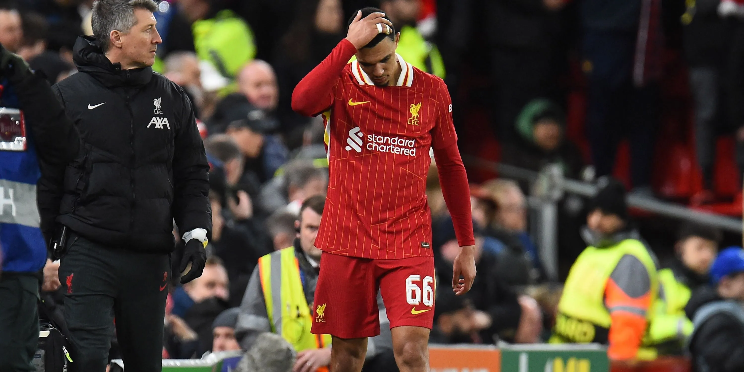 Trent Alexander-Arnold của Liverpool rời sân