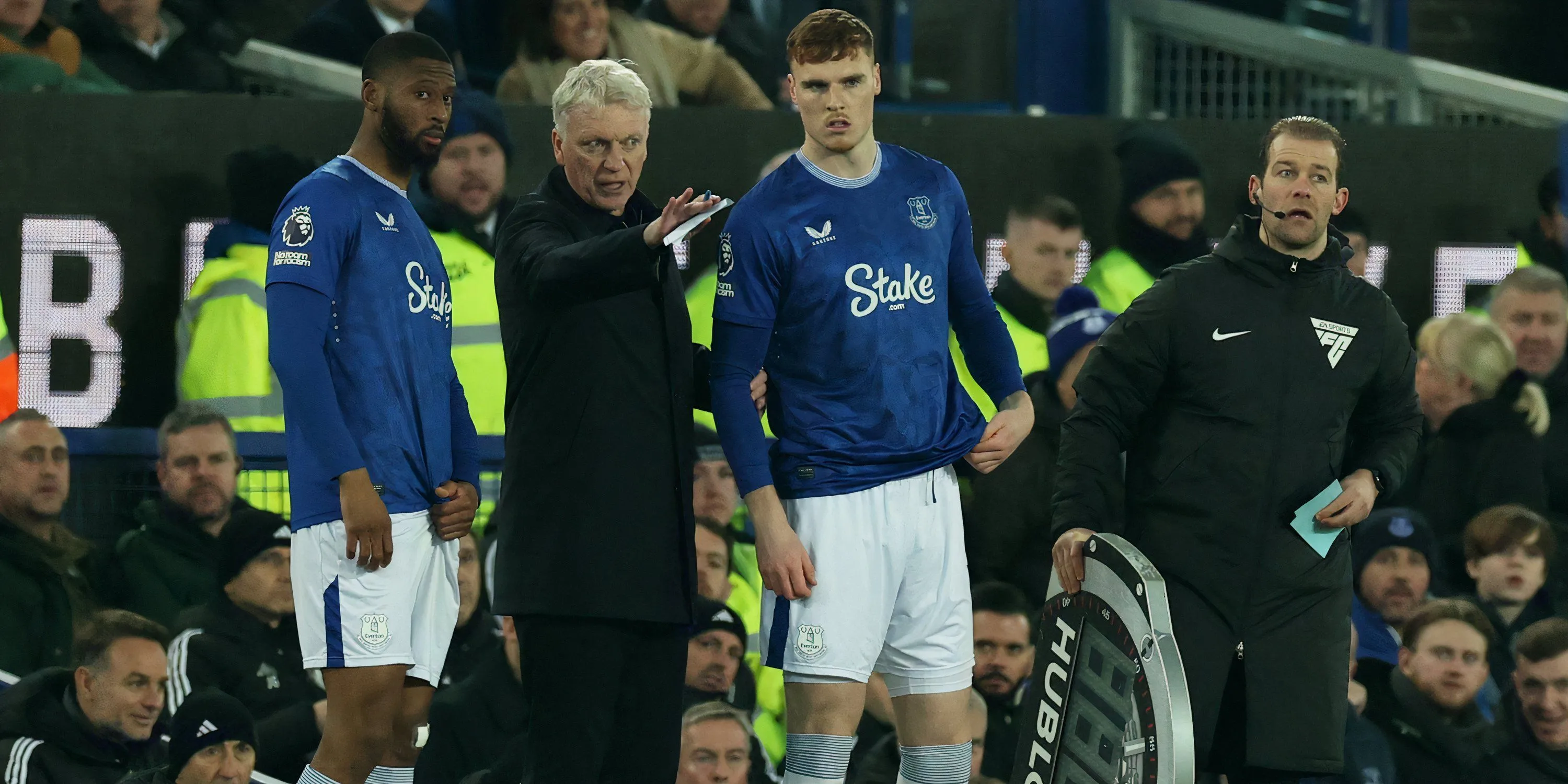 Trung vệ Jake O'Brien của Everton trong một pha tranh chấp