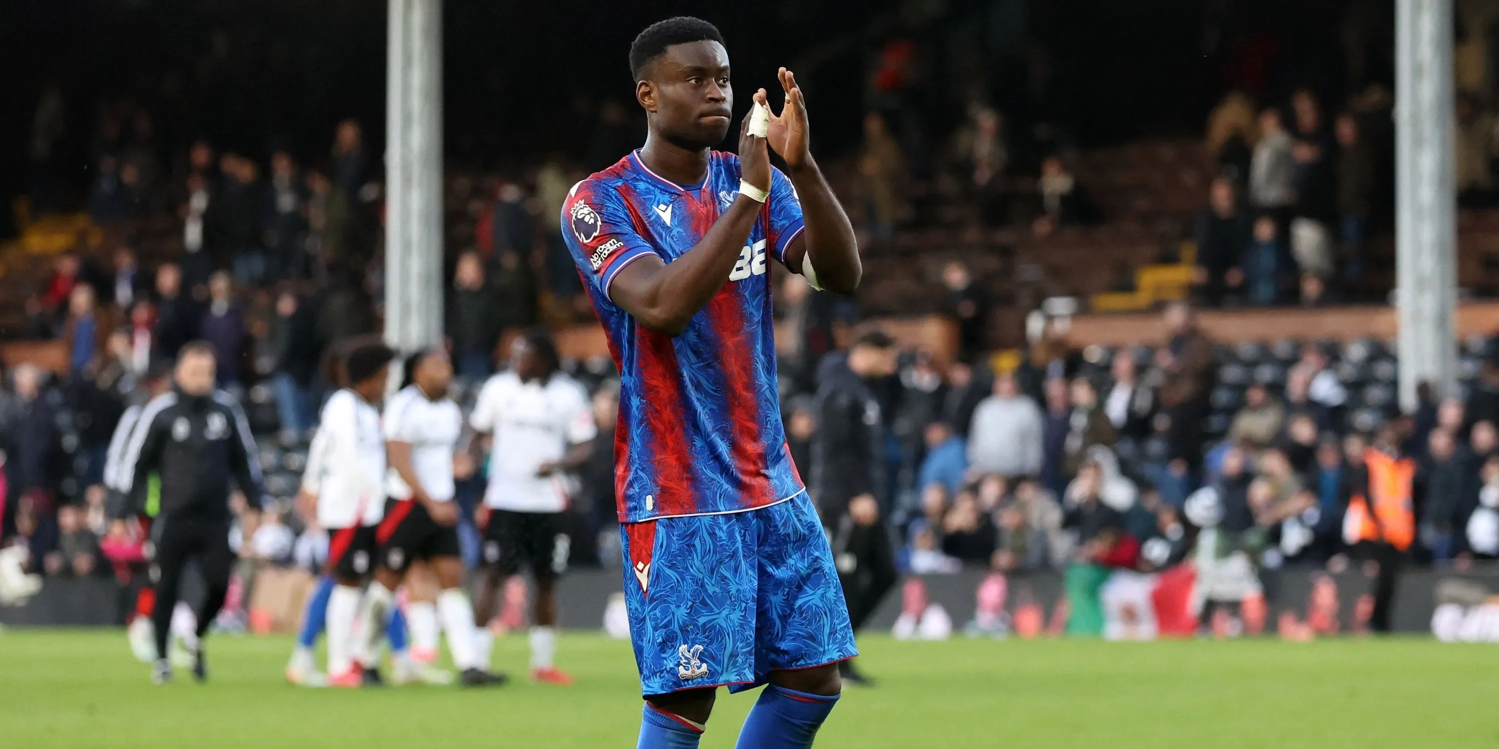 Trung vệ Marc Guehi ăn mừng chiến thắng cùng Crystal Palace tại Premier League