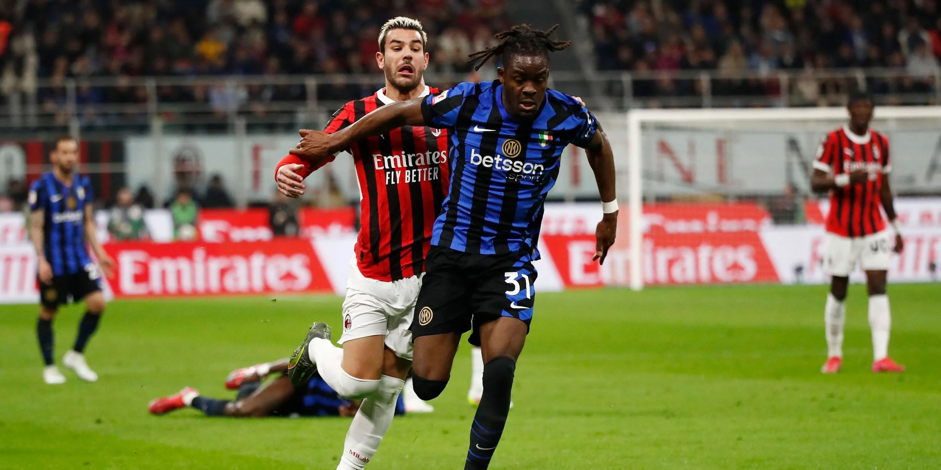 Trung vệ Yann Bisseck (Inter Milan) tranh chấp bóng quyết liệt với Theo Hernandez (AC Milan)