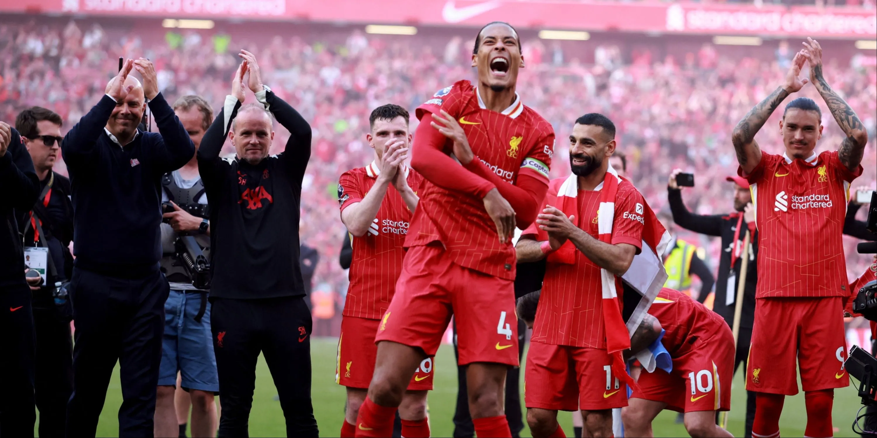Virgil van Dijk thi đấu cho Liverpool tại Anfield