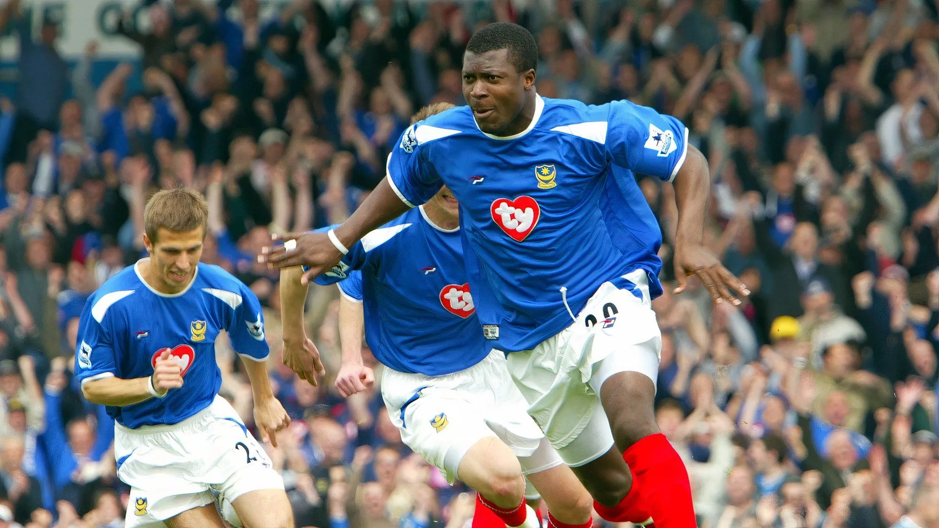 Yakubu ăn mừng bàn thắng cho Portsmouth tại Premier League