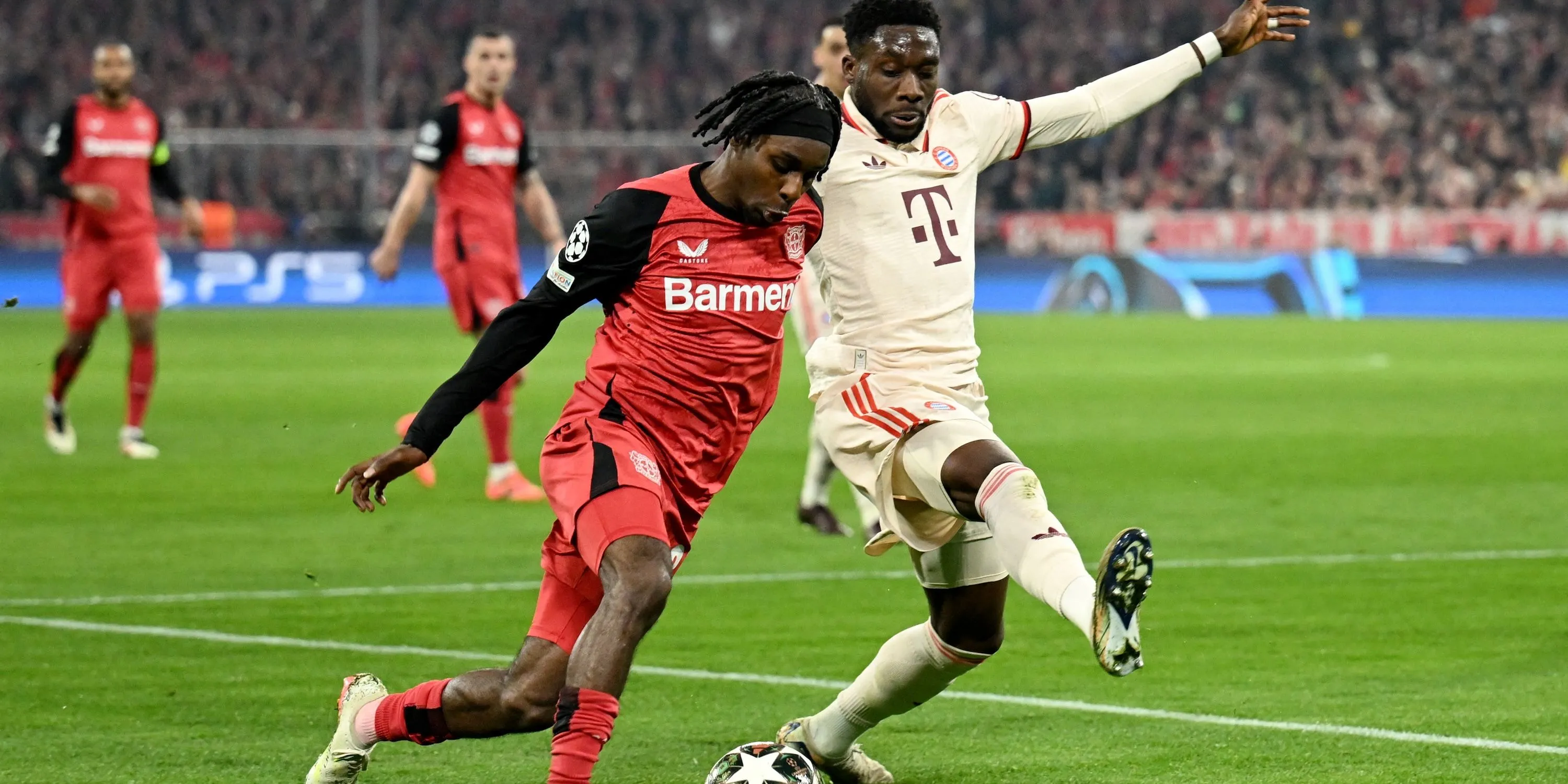 Alphonso Davies của Bayern Munich đang tranh bóng quyết liệt với Jeremie Frimpong của Bayer Leverkusen trong một trận đấu
