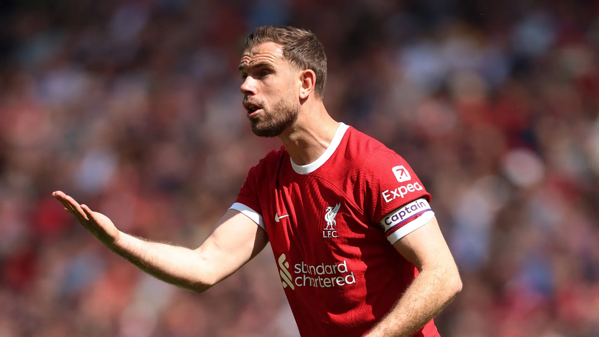 Ảnh: Jordan Henderson thể hiện vai trò thủ lĩnh trên sân