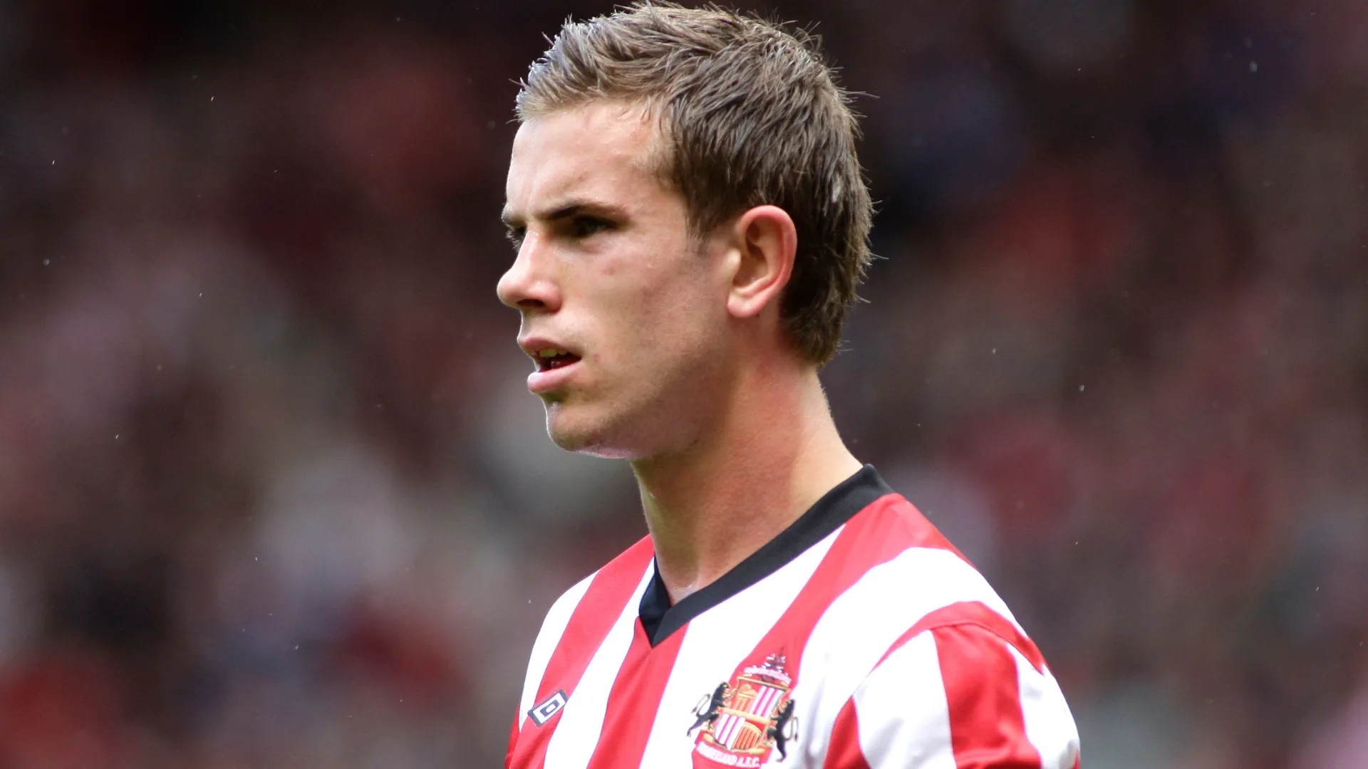 Ảnh: Jordan Henderson trong một pha tranh bóng