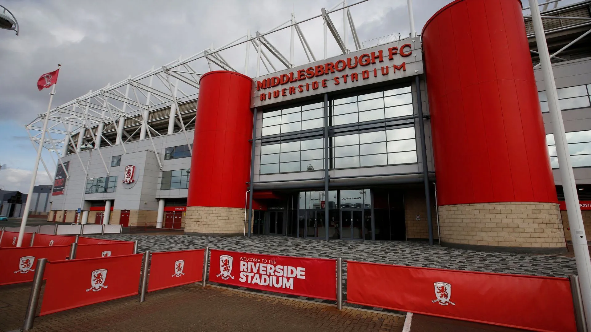 Biểu tượng câu lạc bộ Middlesbrough trên nền sân vận động