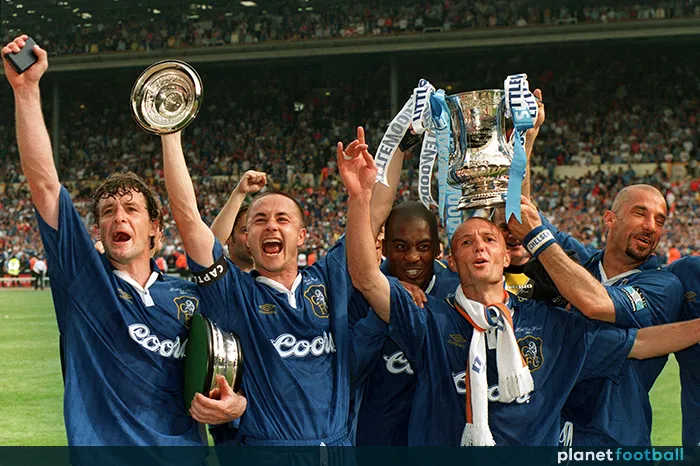 Các cầu thủ Chelsea Mark Hughes, Dennis Wise và Frank Leboeuf ăn mừng chiến thắng FA Cup 1997
