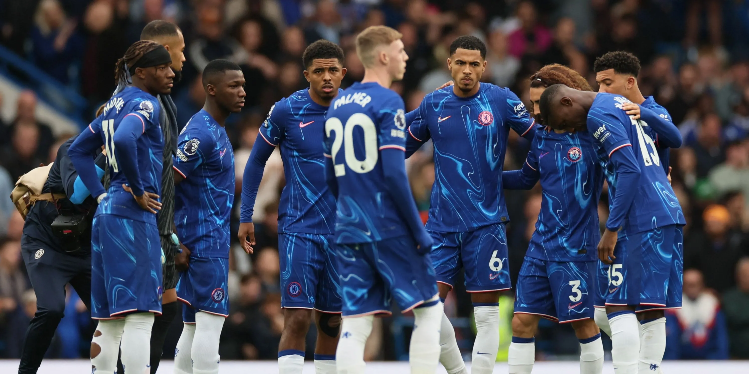 Các cầu thủ Chelsea thi đấu quyết tâm tại Premier League
