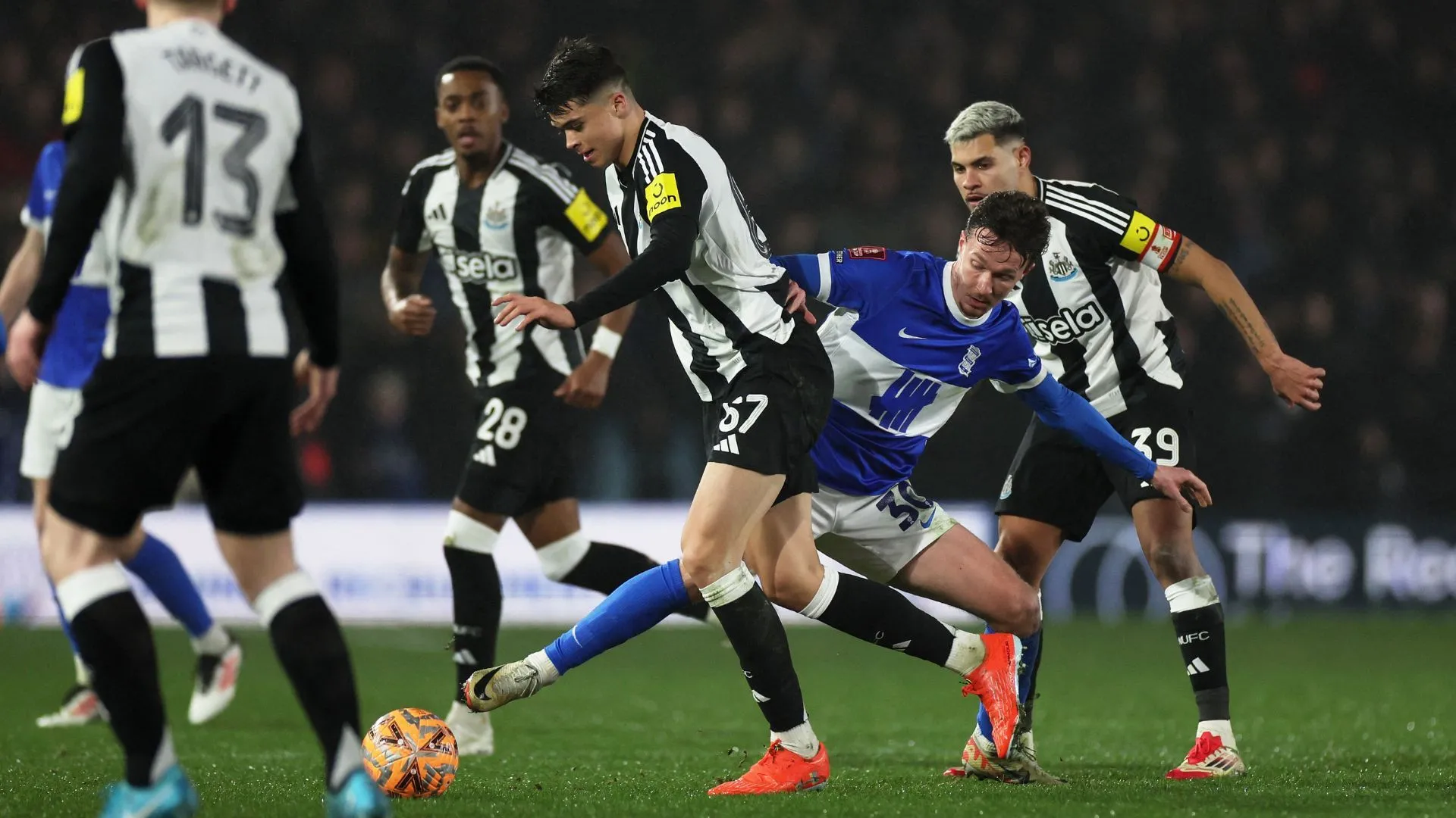 Cầu thủ Birmingham City thi đấu trong trận đấu