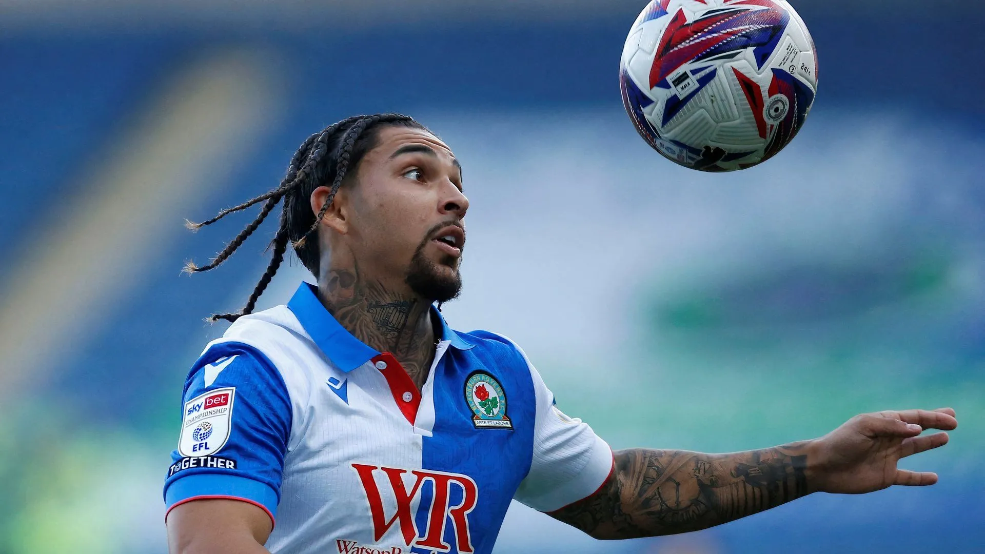 Cầu thủ chạy cánh Tyrhys Dolan trong màu áo Blackburn Rovers.