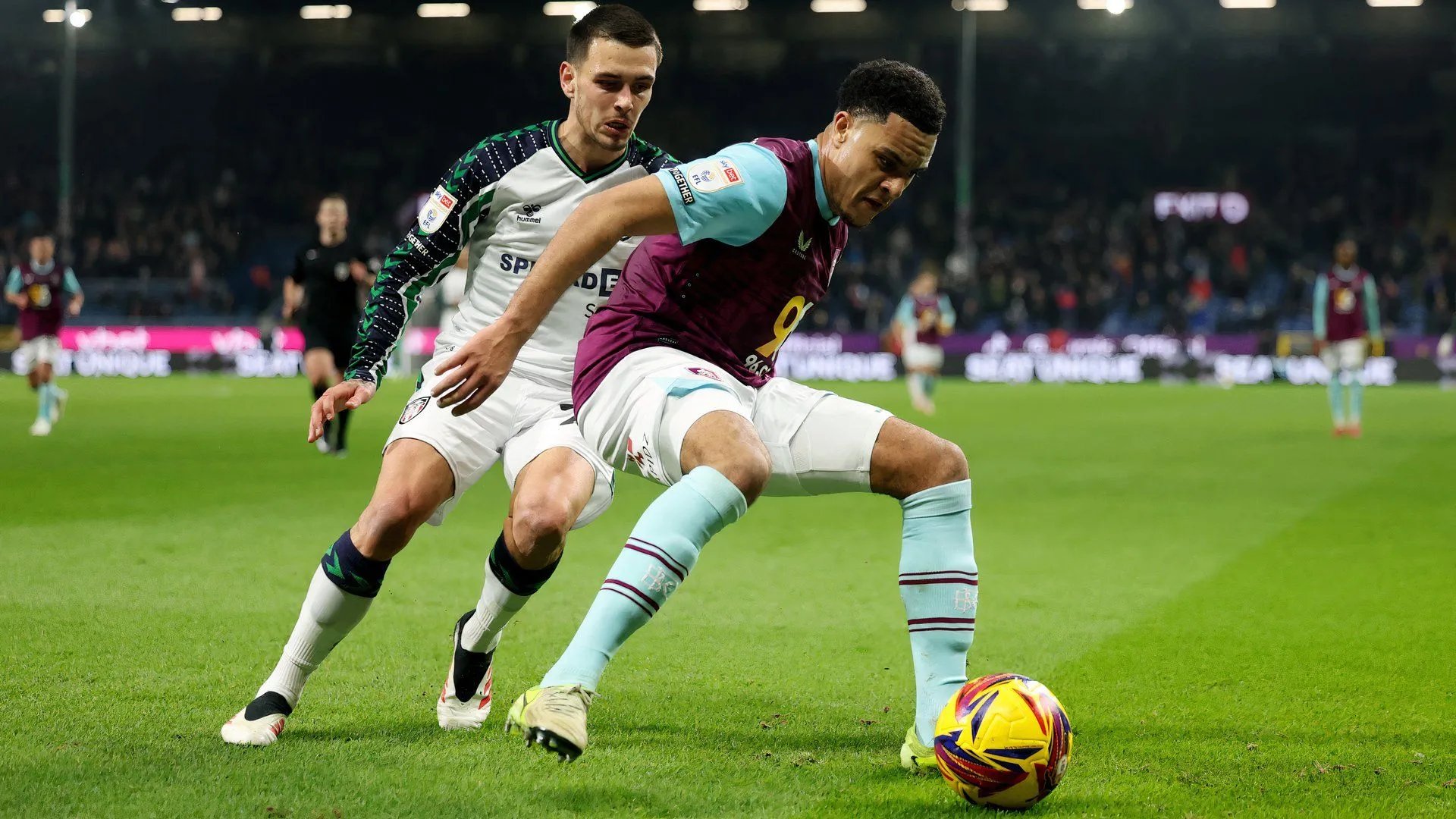 CJ Egan-Riley thi đấu cho Burnley tại giải Championship