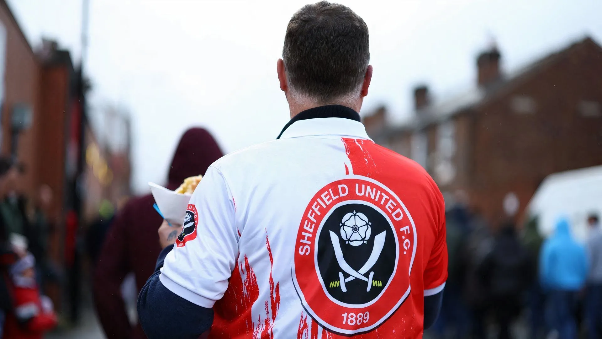 Cổ động viên Sheffield United thể hiện sự ủng hộ cuồng nhiệt cho đội nhà trước trận play-off quan trọng