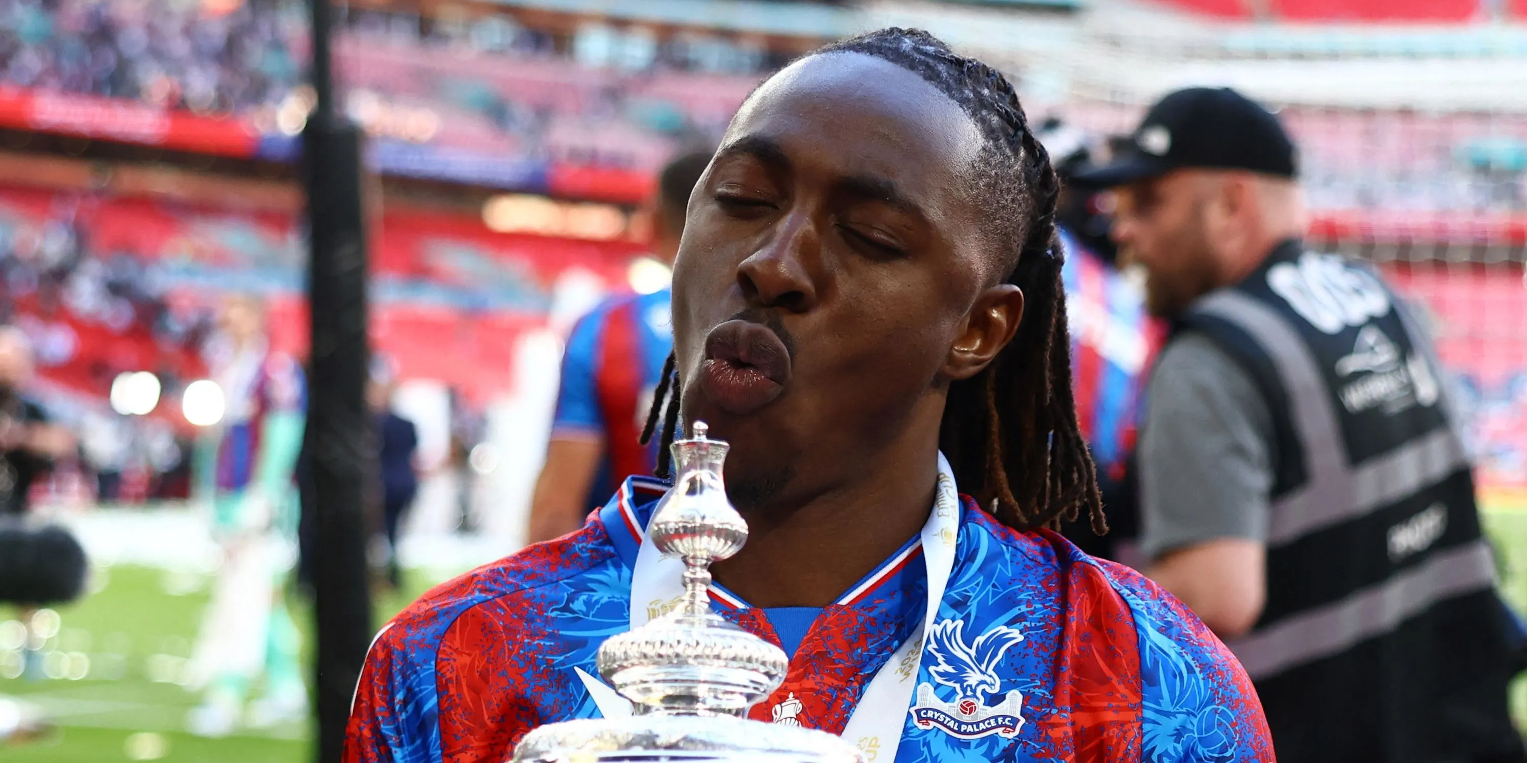Eberechi Eze của Crystal Palace ăn mừng sau khi vô địch FA Cup