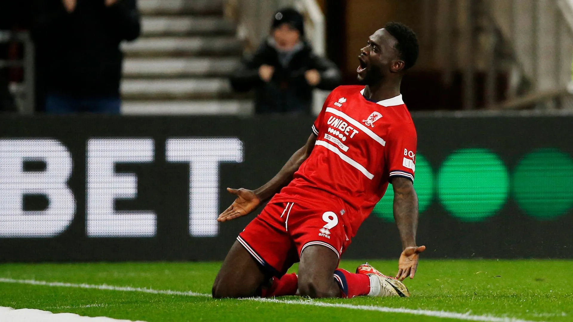 Emmanuel Latte Lath trong một pha tranh chấp khi Middlesbrough đối đầu Leeds United