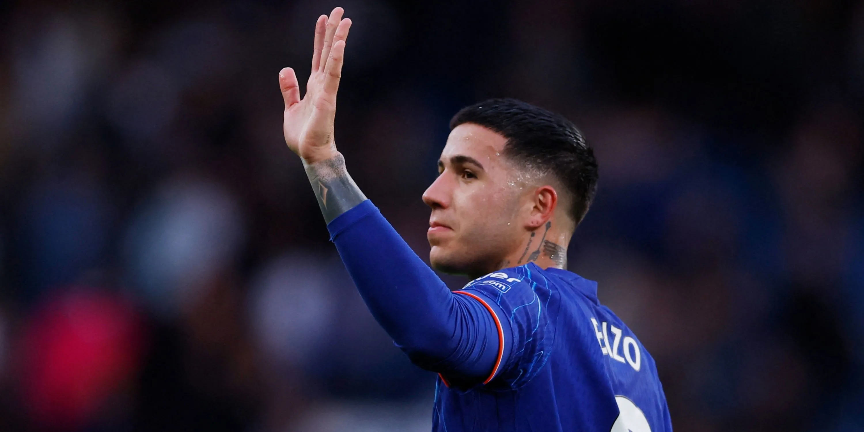 Enzo Fernandez thi đấu cho Chelsea ở giải Ngoại hạng Anh