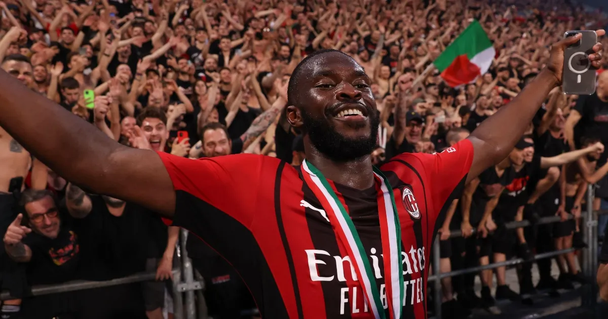 Fikayo Tomori ăn mừng chức vô địch Serie A cùng AC Milan sau khi rời Chelsea