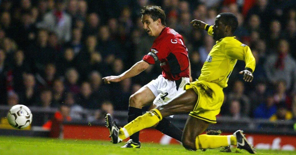 Gary Neville trong màu áo Manchester United trên sân Old Trafford
