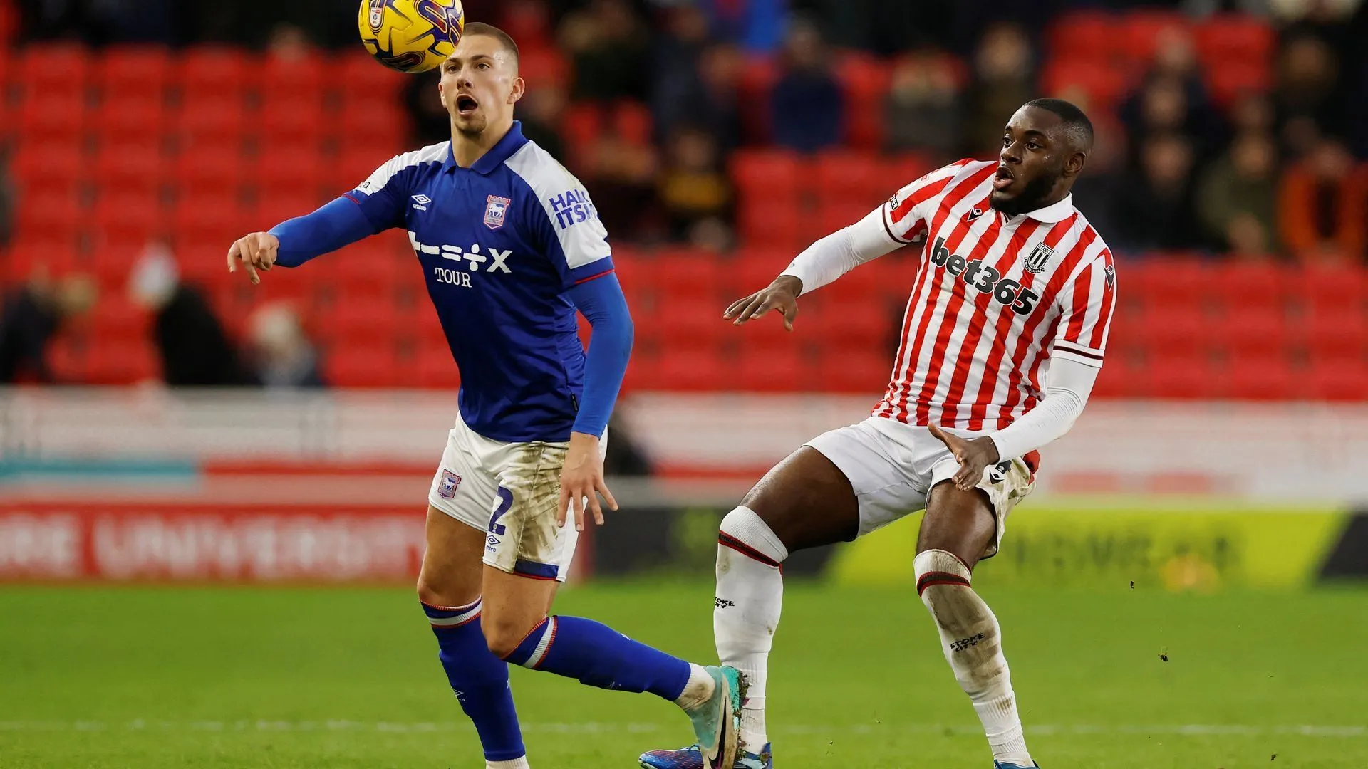 Hậu vệ Junior Tchamadeu trong màu áo Stoke City tại Championship