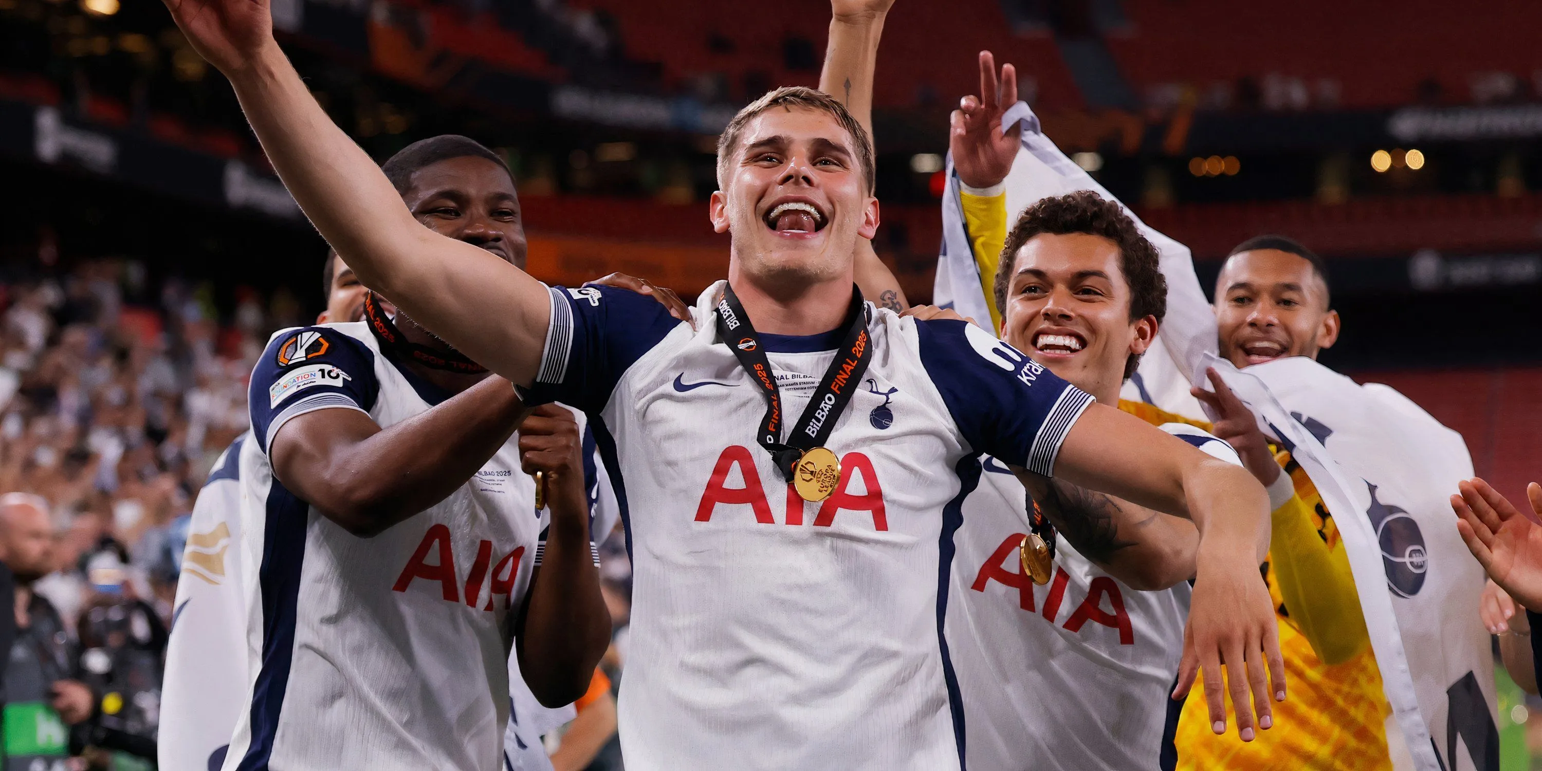 Hậu vệ Micky van de Ven của Tottenham trong một pha bóng