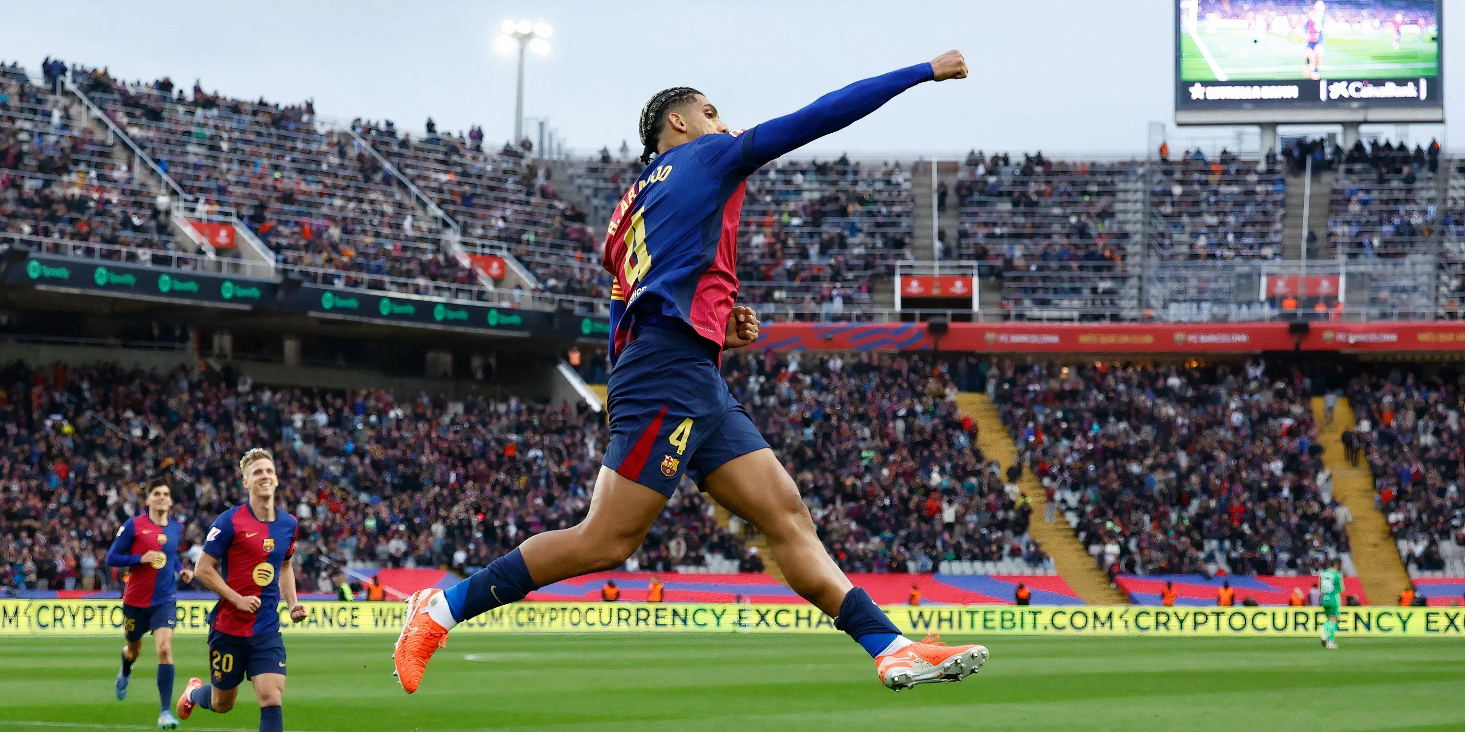Hậu vệ Ronald Araujo của Barcelona thi đấu trên sân