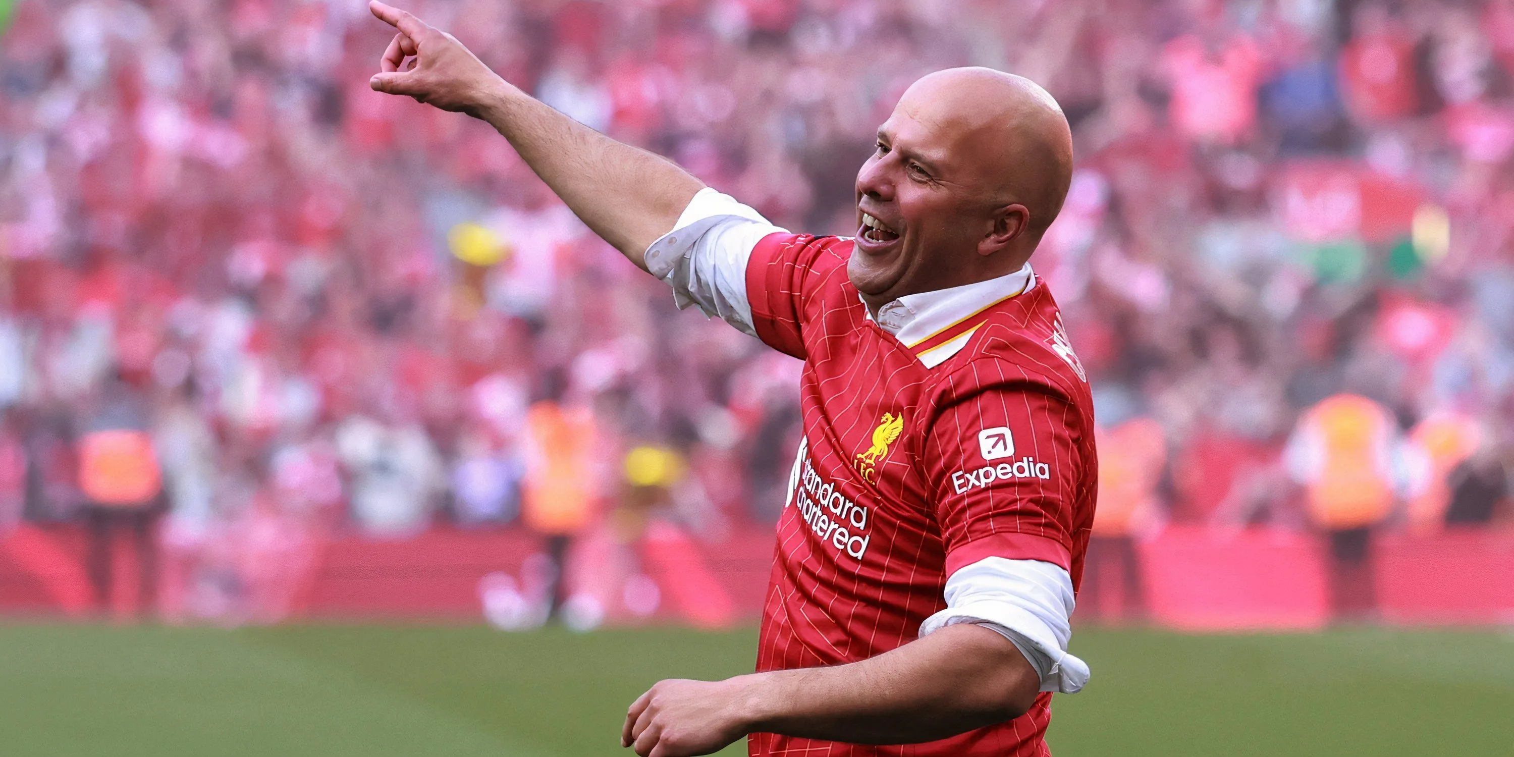 HLV Arne Slot ăn mừng danh hiệu Premier League cùng Liverpool