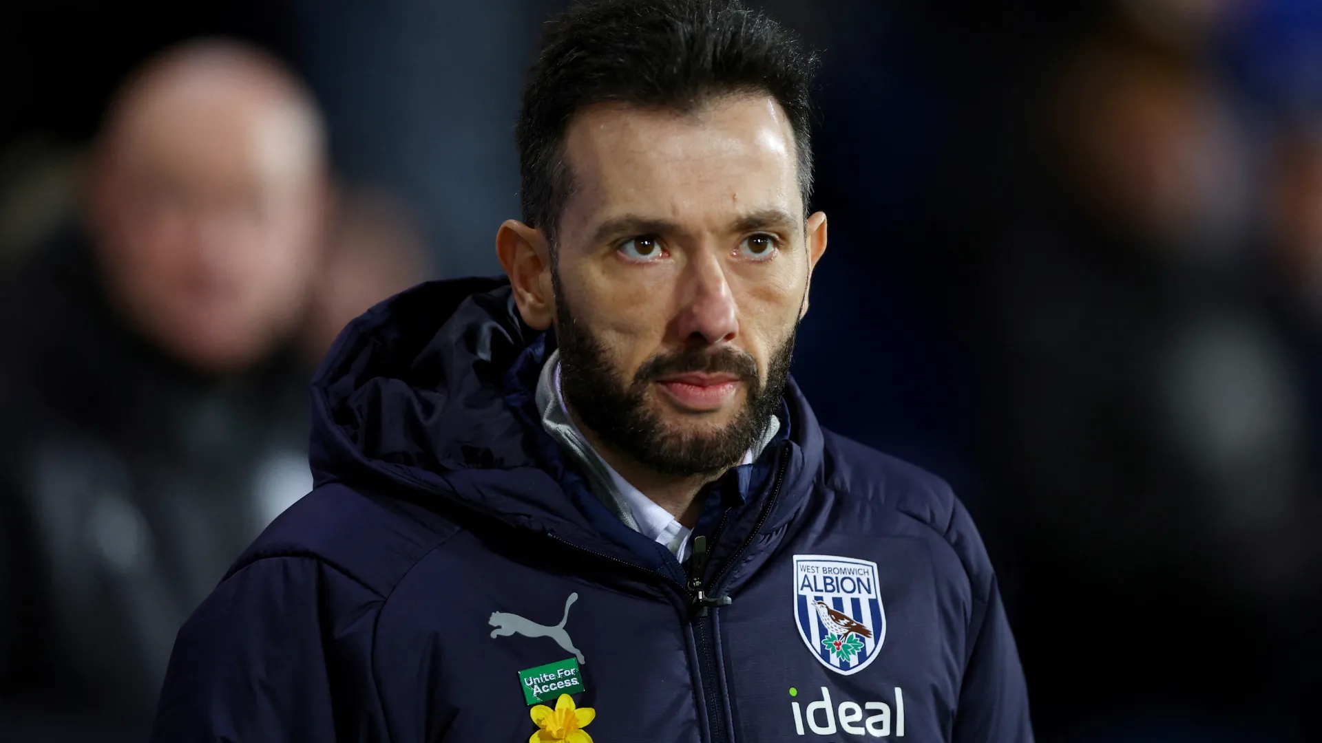HLV Carlos Corberan chỉ đạo trận đấu cho West Brom