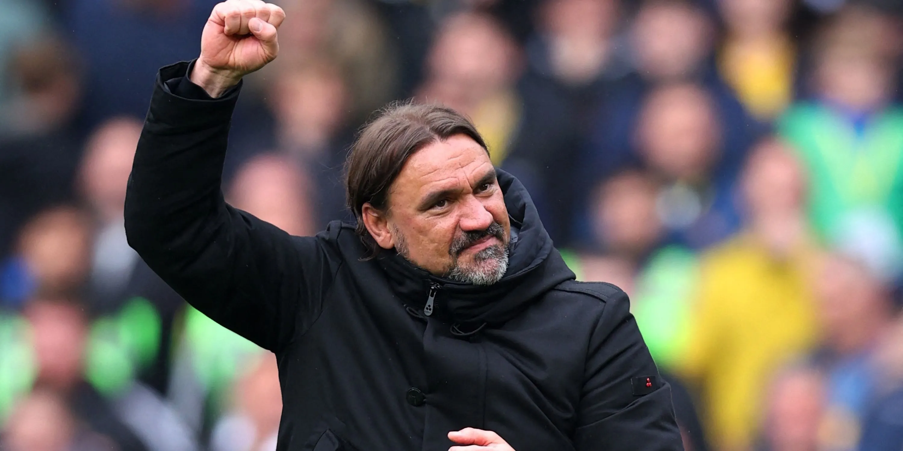 HLV Daniel Farke ăn mừng cùng Leeds United sau khi thăng hạng Premier League
