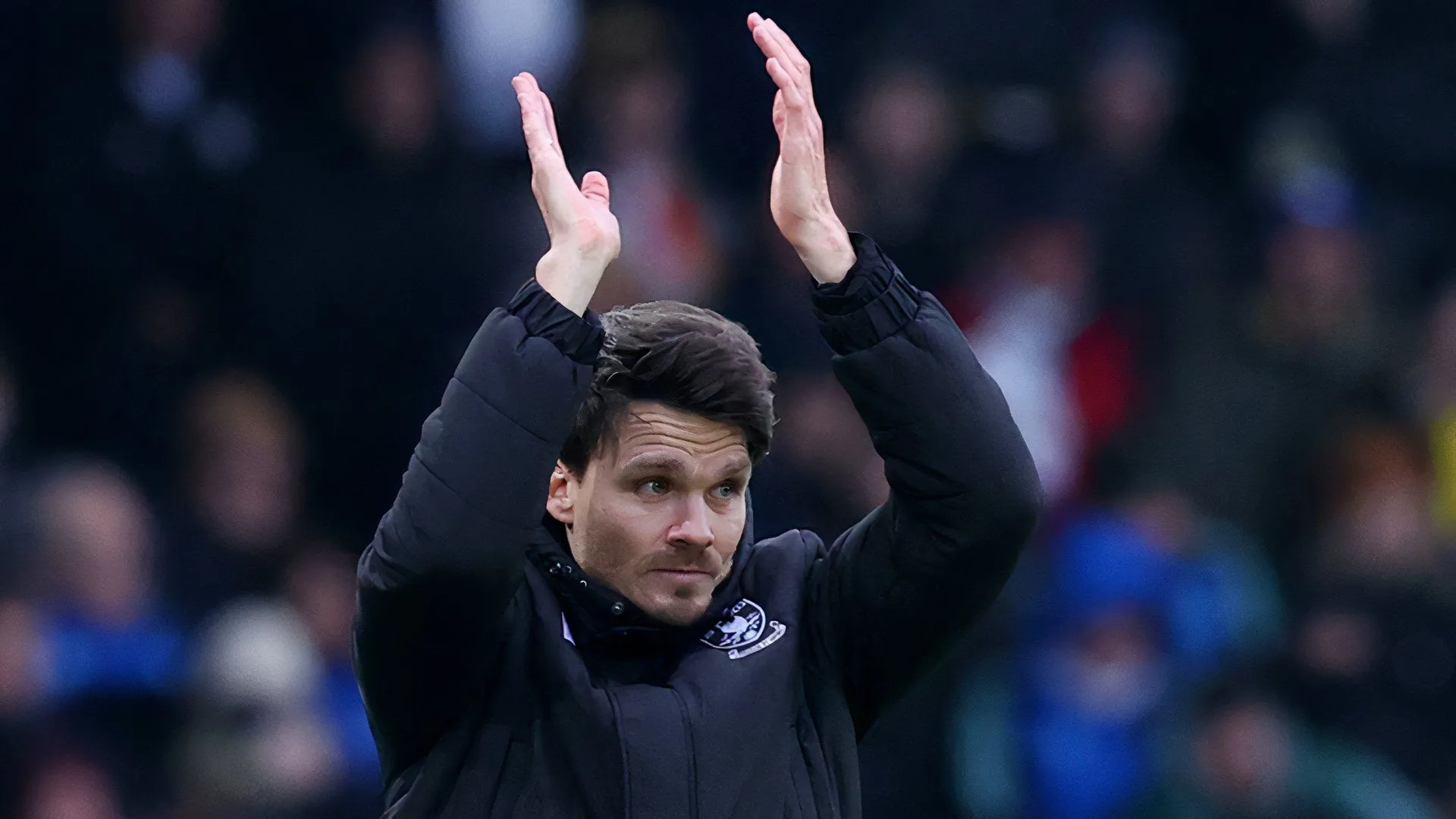 HLV Danny Rohl đầy nhiệt huyết chỉ đạo Sheffield Wednesday trong trận đấu với Leeds United