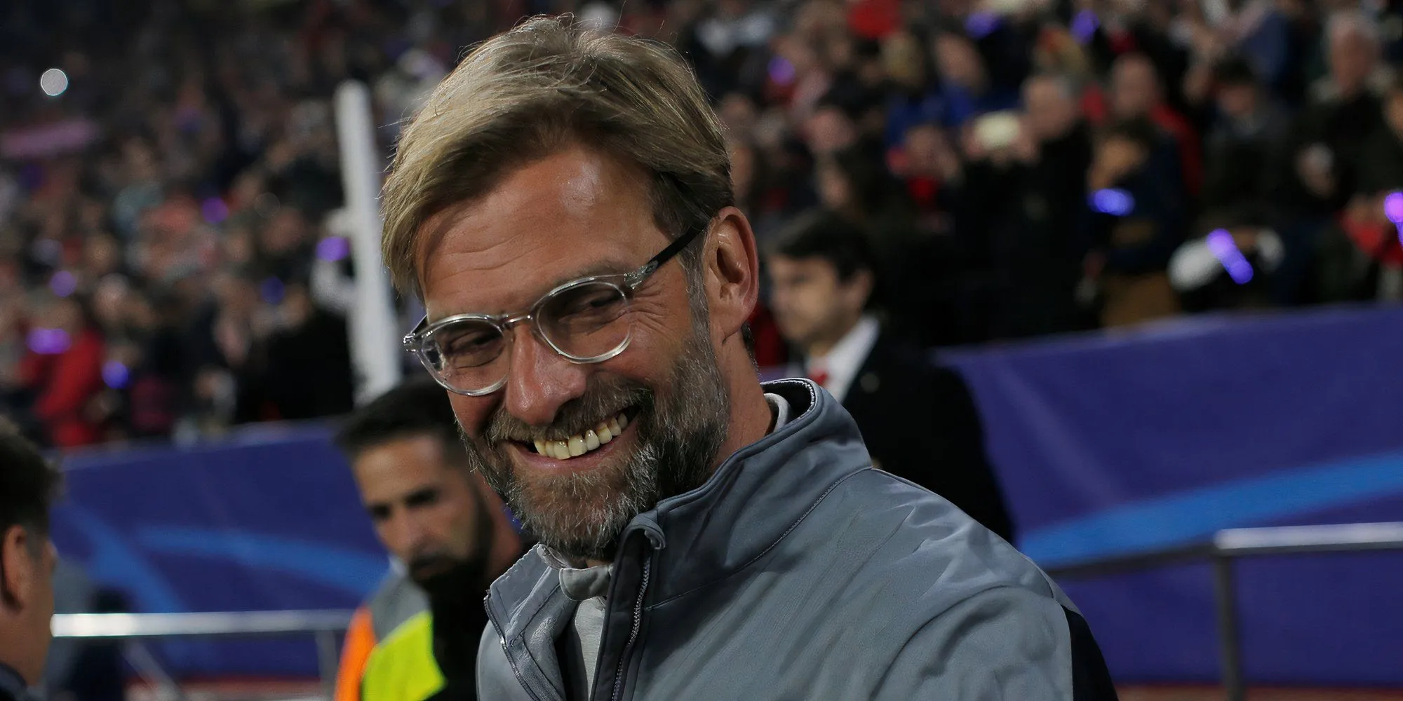 HLV Jurgen Klopp chỉ đạo đầy nhiệt huyết trên sân