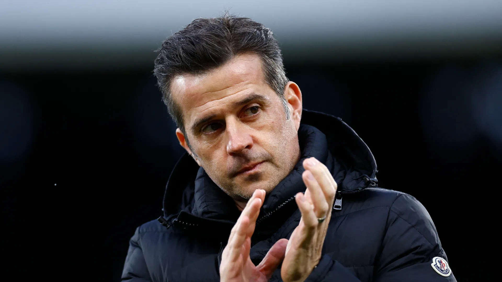 HLV Marco Silva của Fulham đang chỉ đạo bên đường biên trong một trận đấu quan trọng