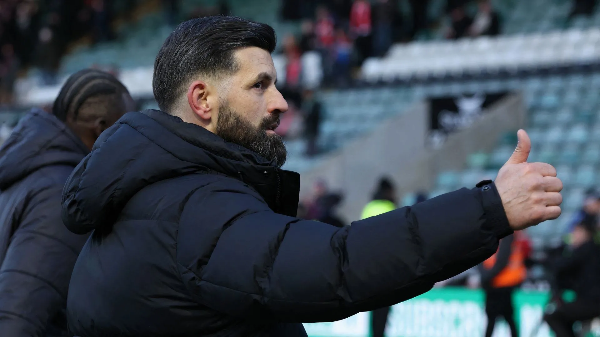 HLV Miron Muslic ăn mừng sau chiến thắng lịch sử của Plymouth Argyle trước Liverpool tại FA Cup