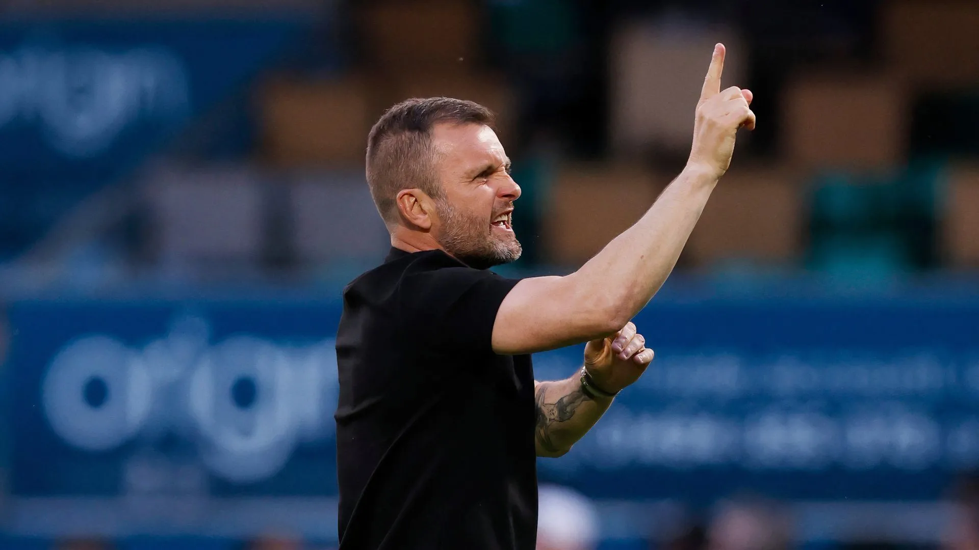 HLV Nathan Jones ra hiệu cho CĐV Charlton Athletic