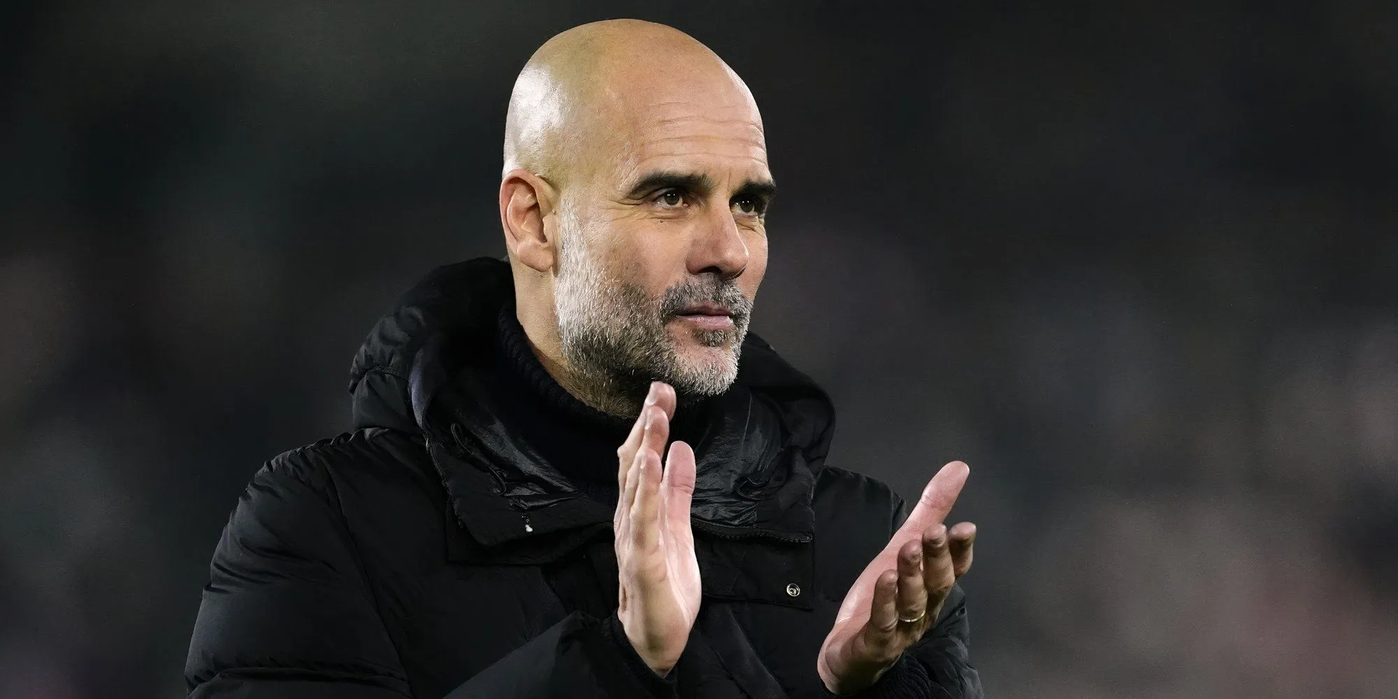 HLV Pep Guardiola của Manchester City đang vỗ tay