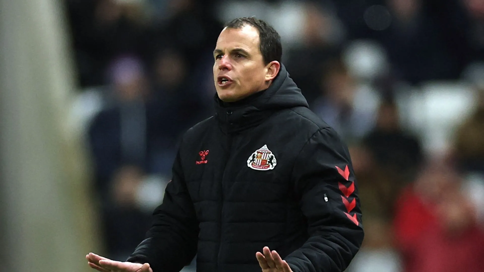 HLV Regis Le Bris của Sunderland đối mặt với bài toán nhân sự trước thềm play-off