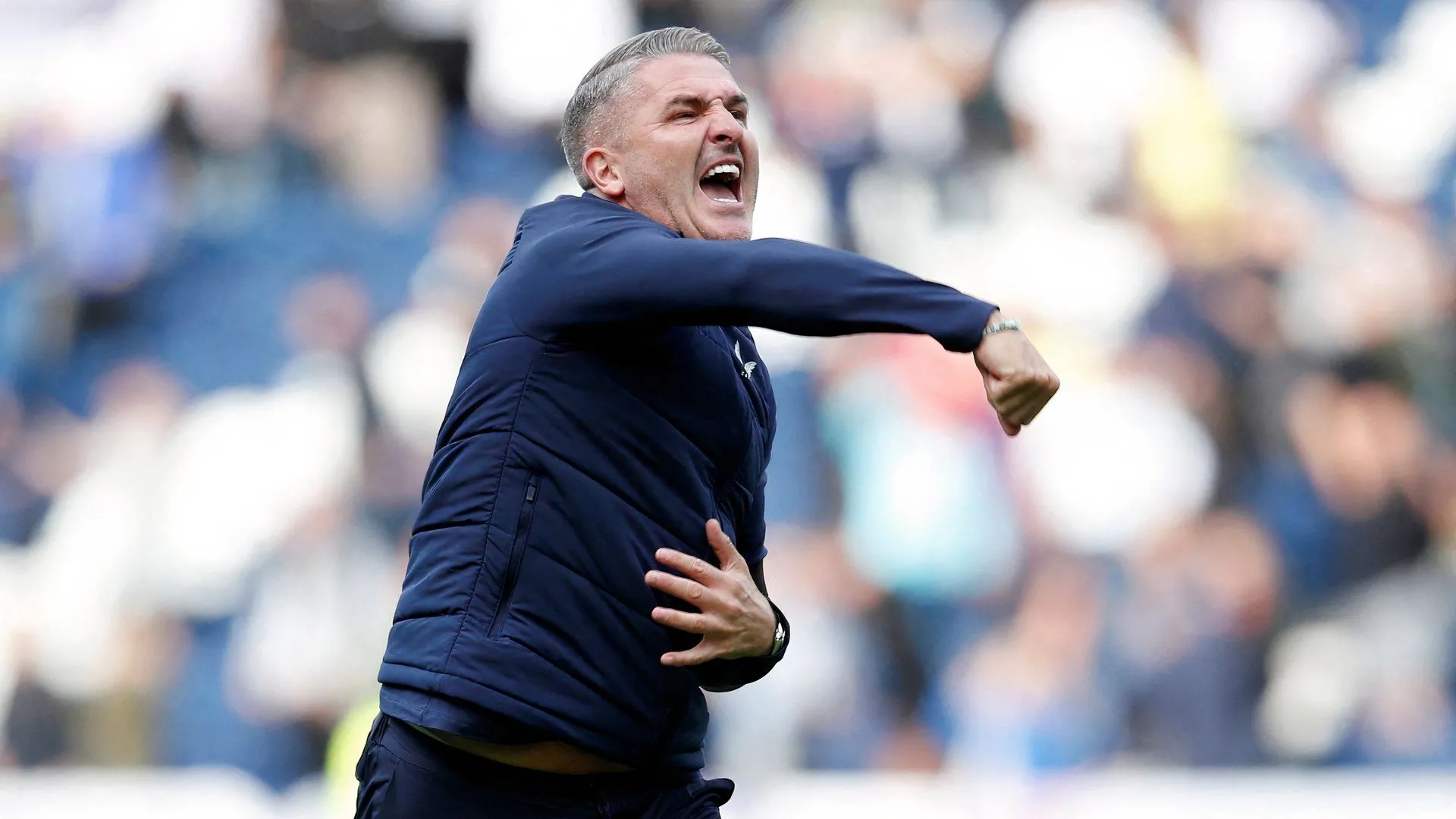 HLV Ryan Lowe của Wigan Athletic đang tìm cách cải thiện hàng công bằng việc chiêu mộ Paul Mullin