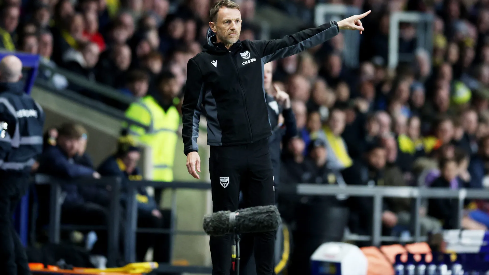 Huấn luyện viên Gary Rowett của Oxford United đưa ra chỉ đạo.