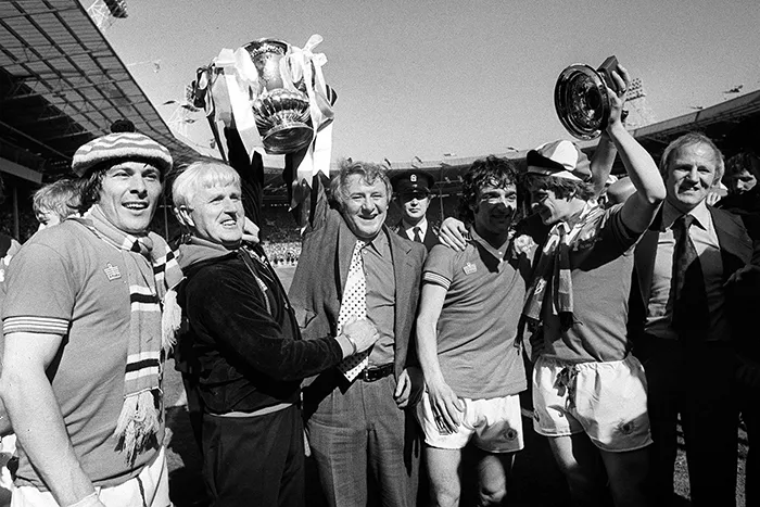 Huấn luyện viên Tommy Docherty cùng cúp FA năm 1977 sau chiến thắng của Manchester United