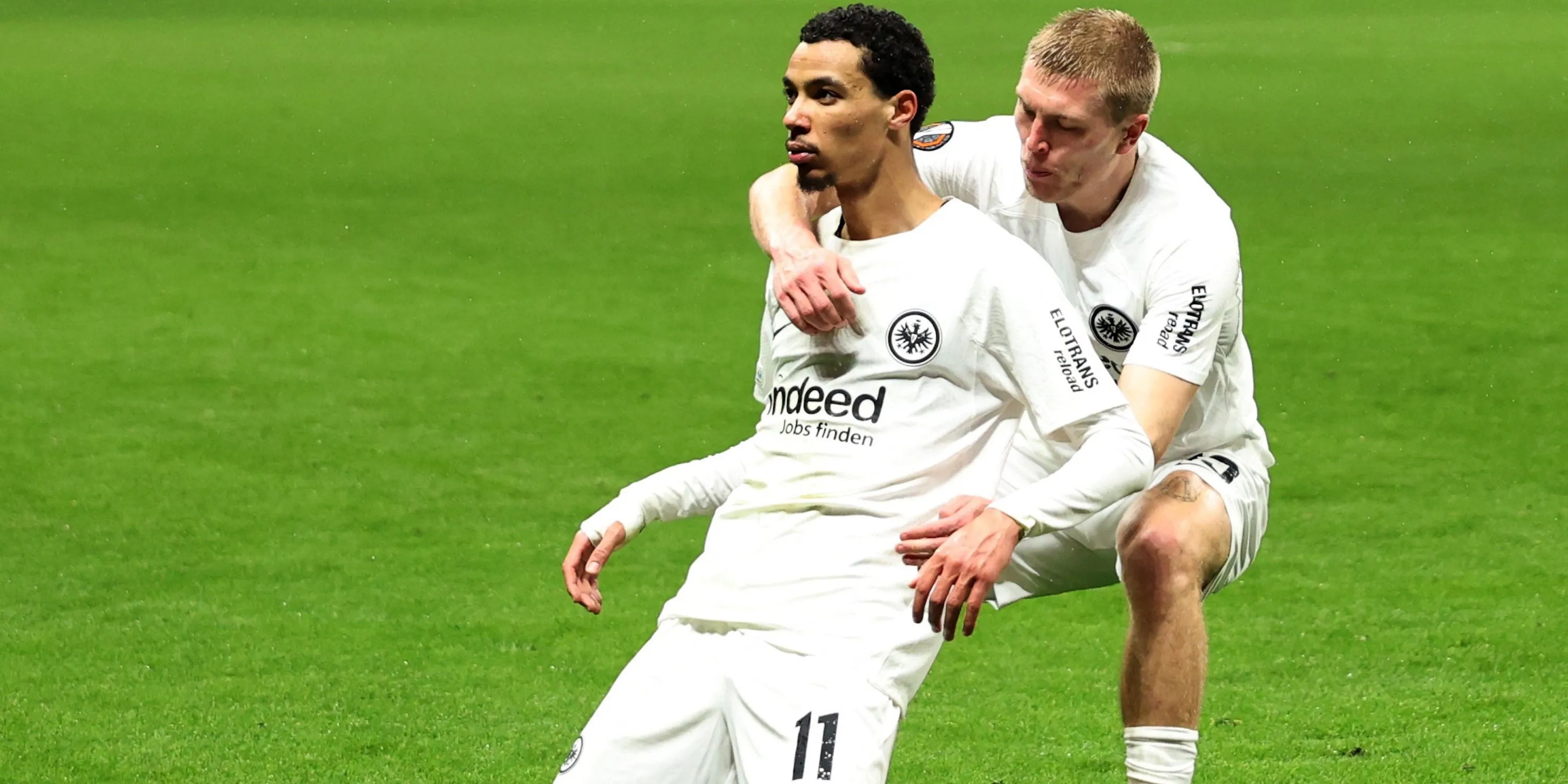 Hugo Ekitiké ăn mừng bàn thắng cho Eintracht Frankfurt, so sánh với Benjamin Sesko