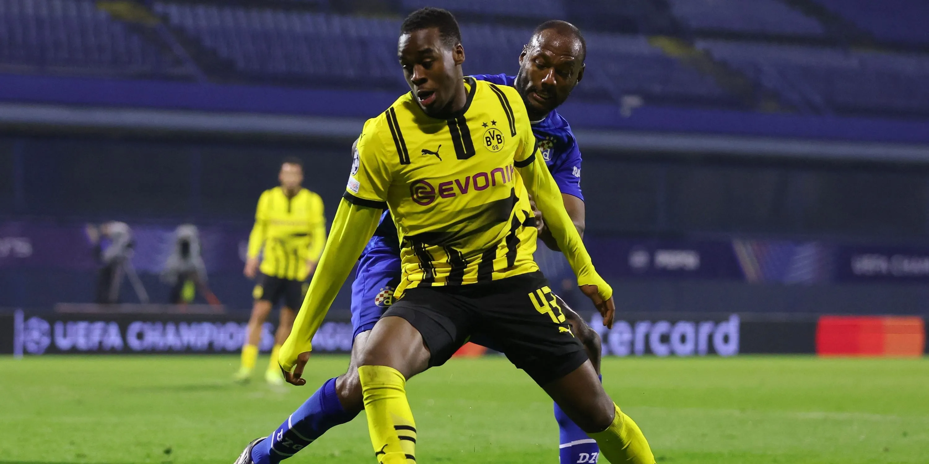 Jamie Bynoe-Gittens (Dortmund) tranh chấp với Kevin Theophile-Catherine (GNK Dinamo Zagreb)