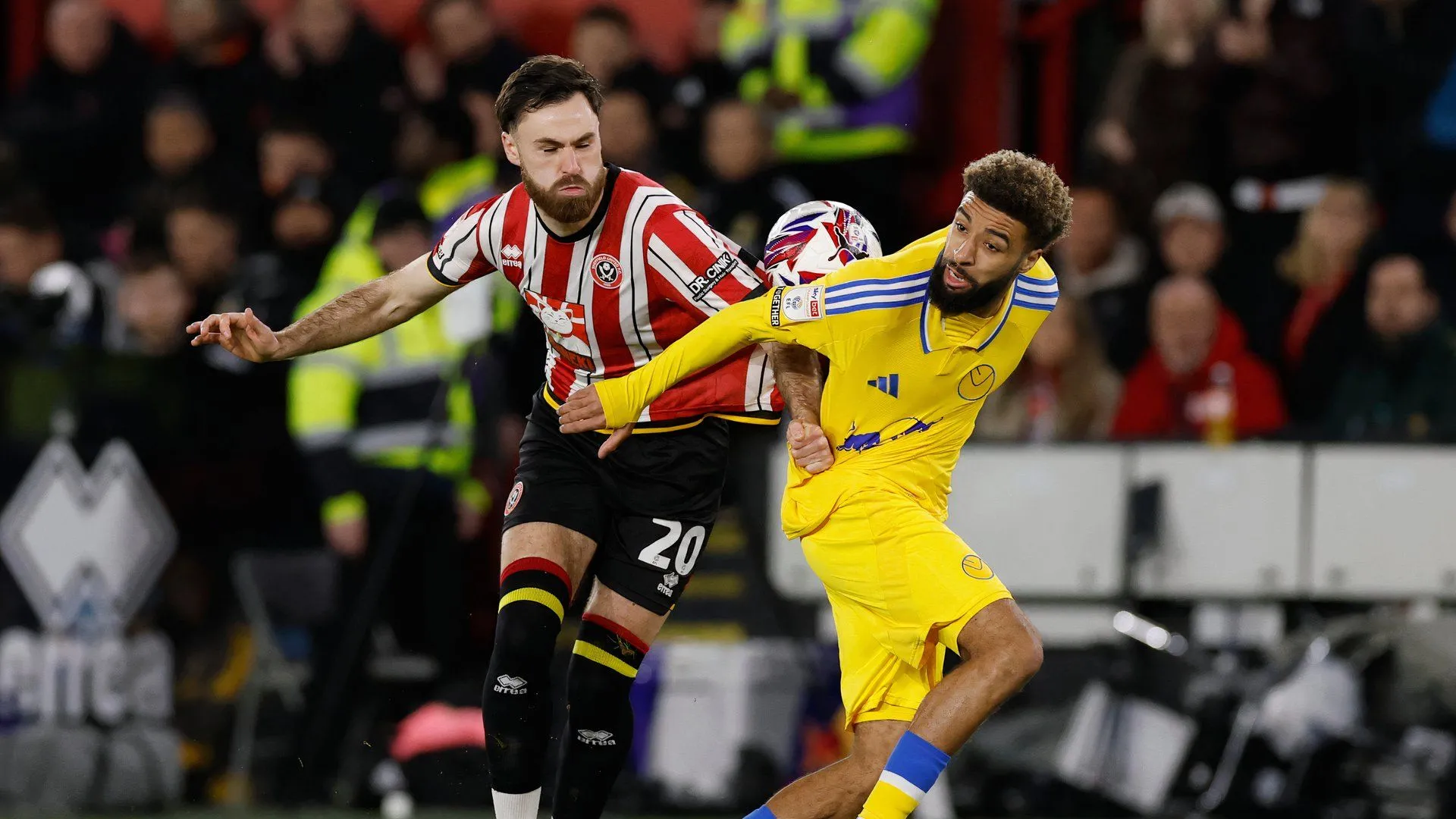 Jayden Bogle (phải) thi đấu cho Leeds United trong trận gặp Sheffield United