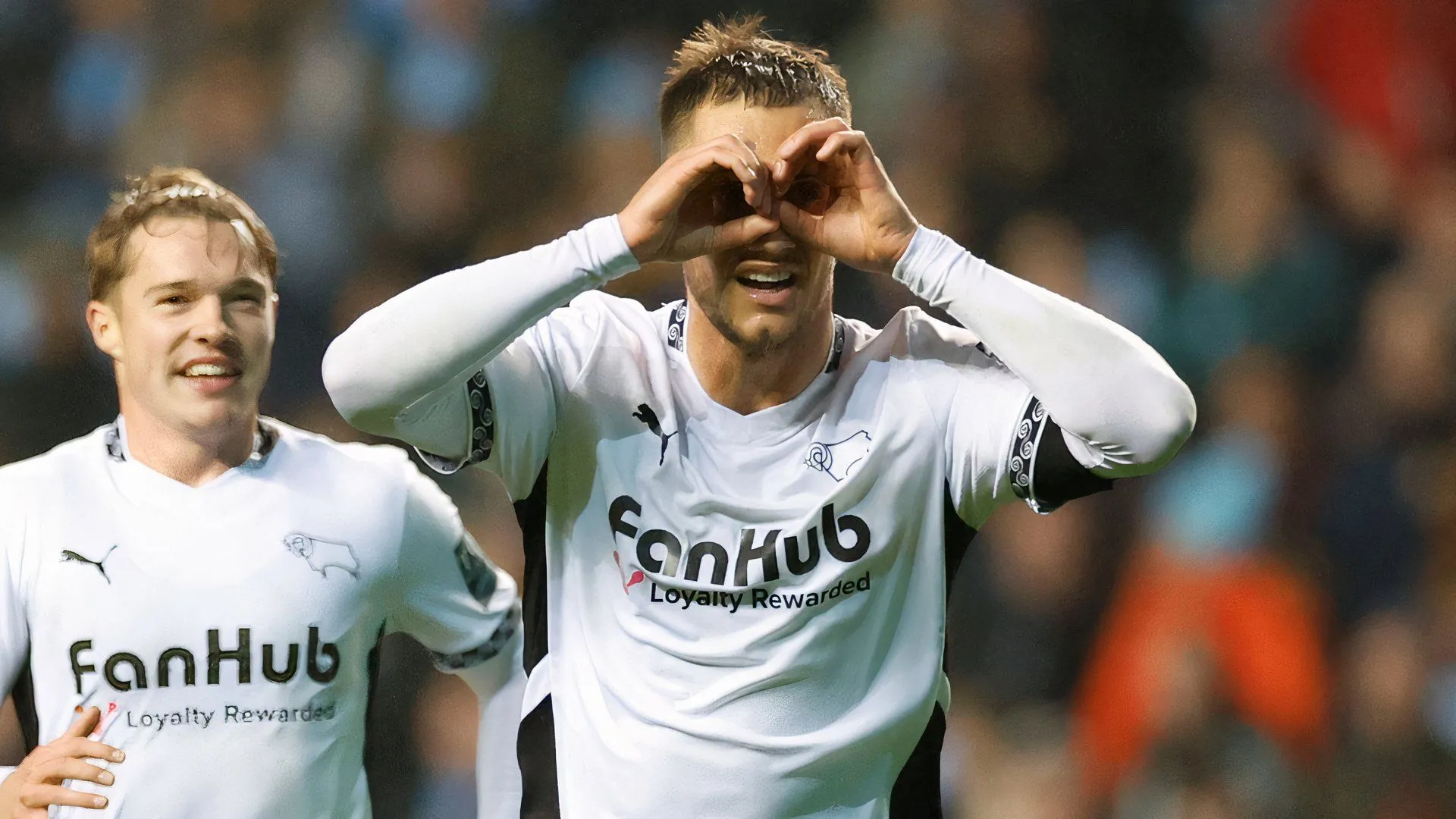 Jerry Yates ăn mừng bàn thắng trong màu áo Derby County tại Championship
