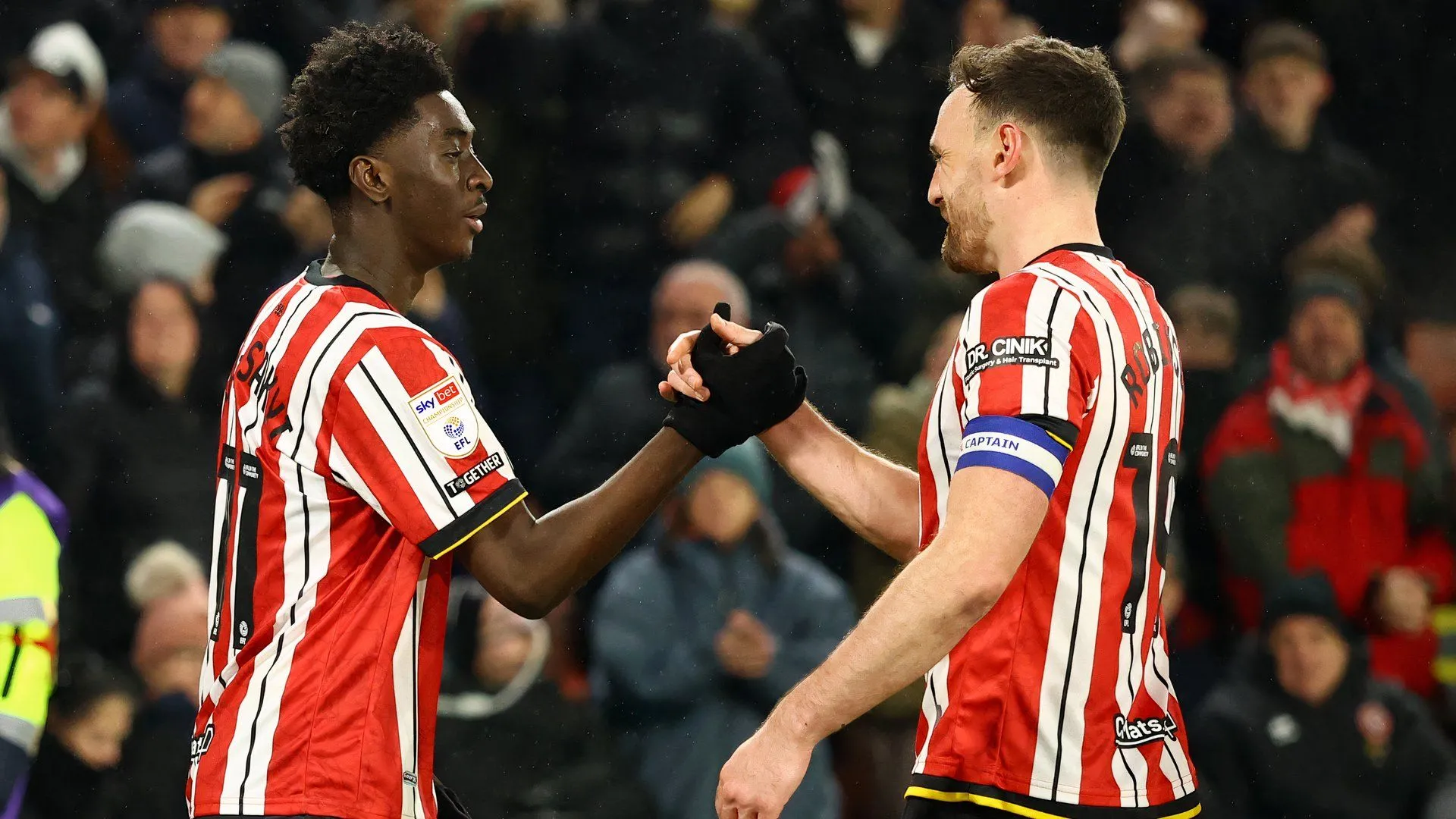 Jesurun Rak-Sakyi ăn mừng bàn thắng trong màu áo Sheffield United tại Championship