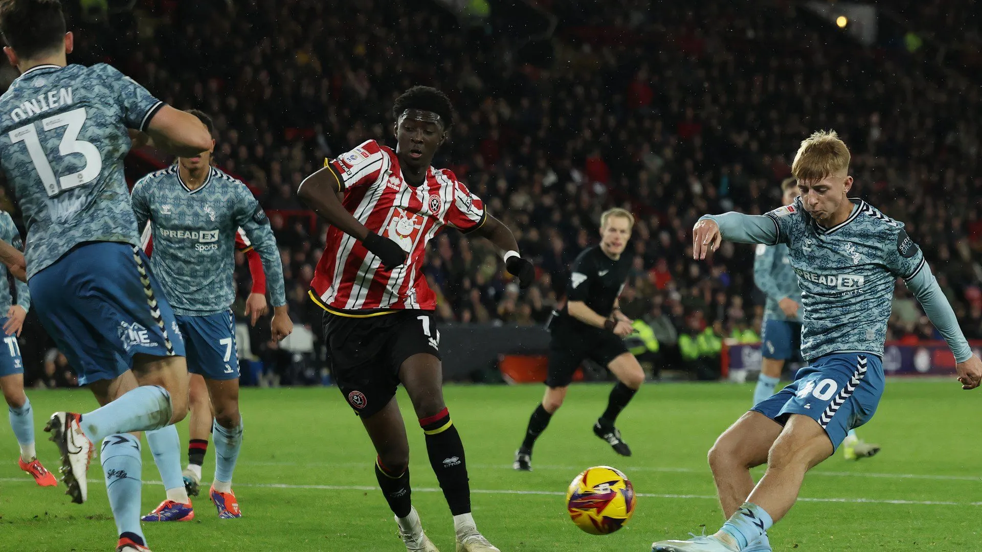 Jesurun Rak-Sakyi (Sheffield United) trong trận đấu với Tom Watson (Sunderland) tại Championship